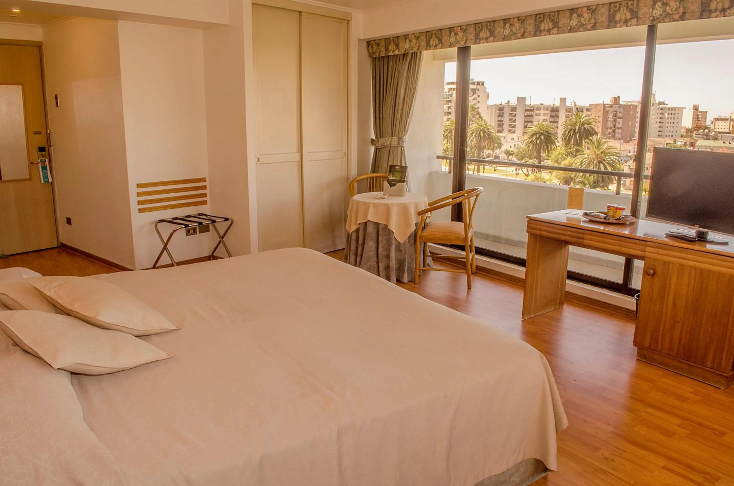 Photo of the whole room, Bed in LRH Viña del Mar and Convention Center