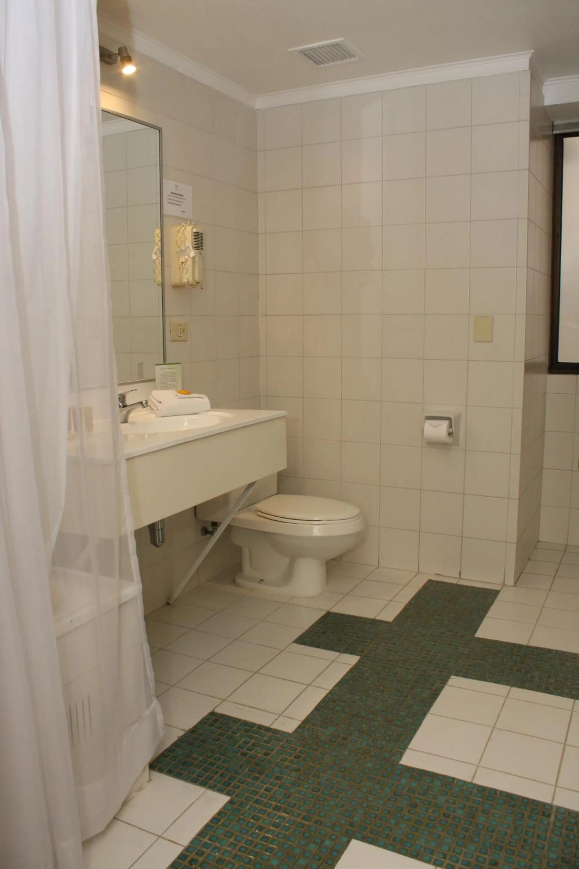 Bathroom in LRH Viña del Mar and Convention Center