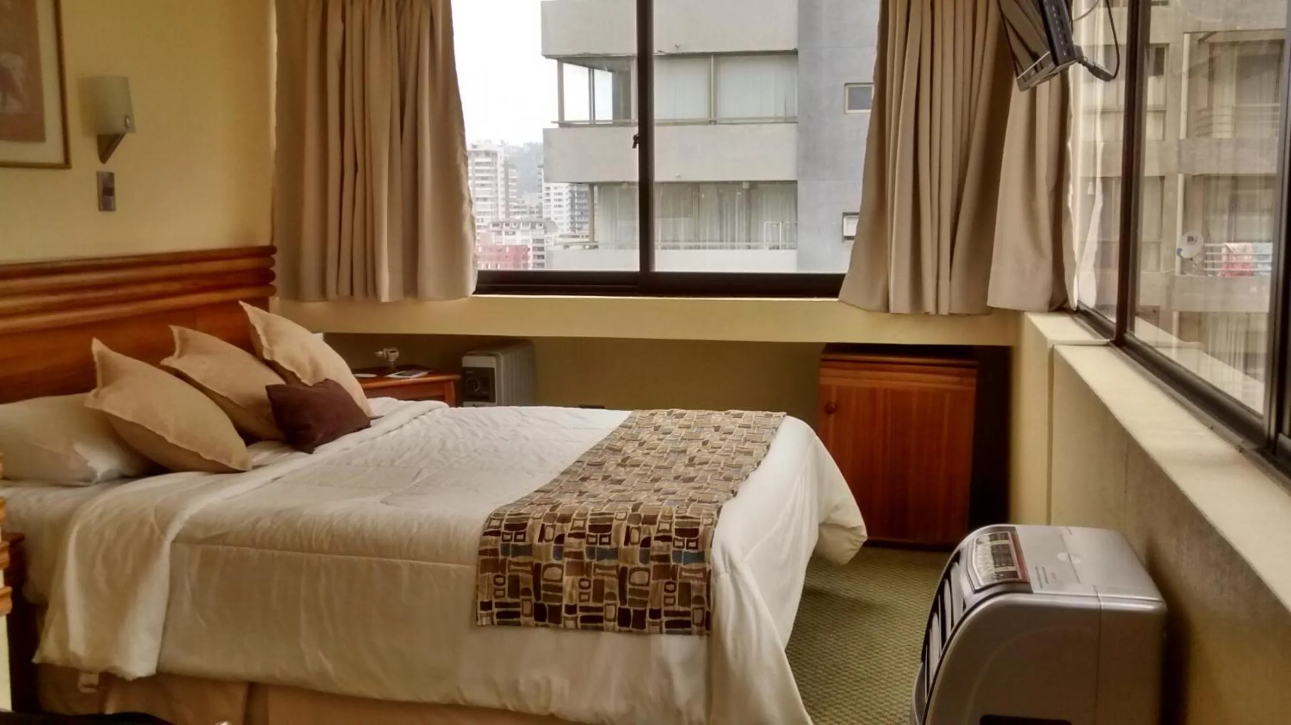 Photo of the whole room, Bed in LRH Viña del Mar and Convention Center
