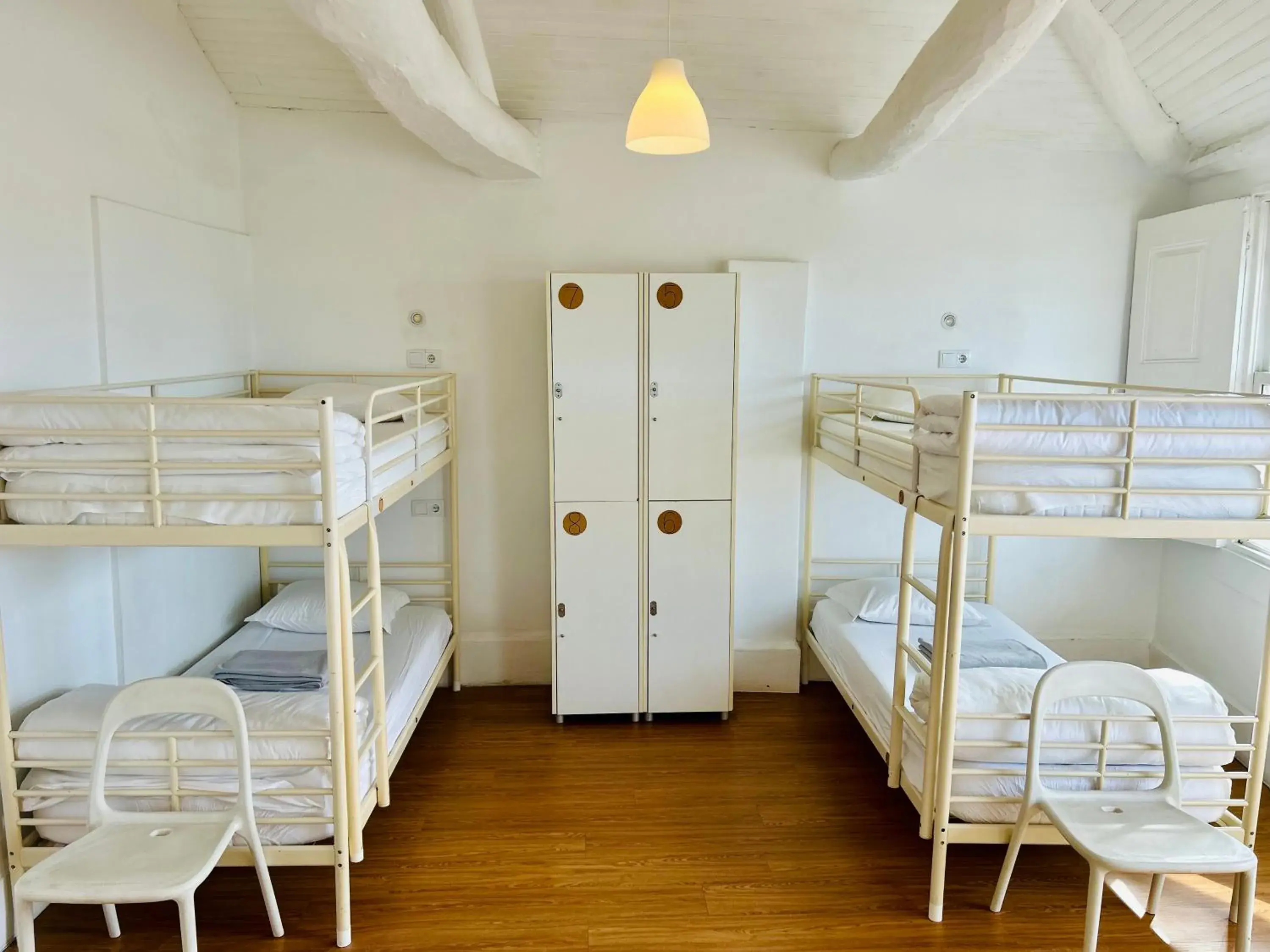 Bed in 8-Bed Mixed Dormitory Room in Porto Wine Hostel Bed in 8-Bed Mixed Dormitory Room in Porto Wine Hostel