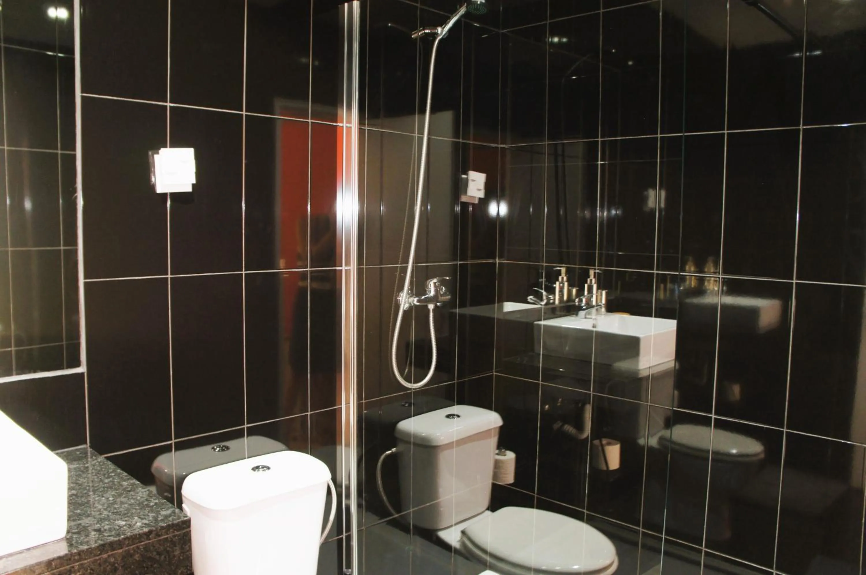 Shower in Porto Wine Hostel