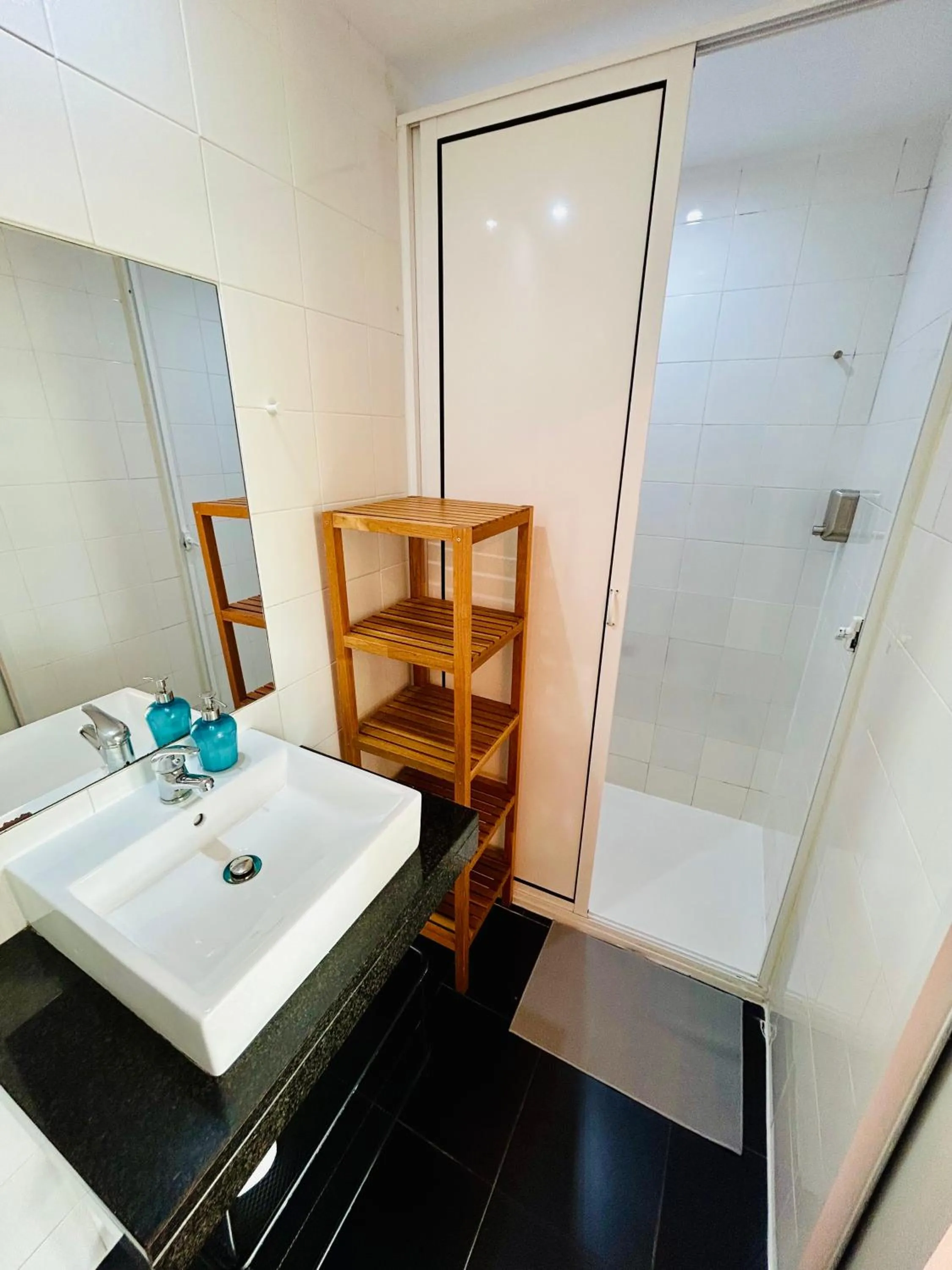 Shower in Porto Wine Hostel