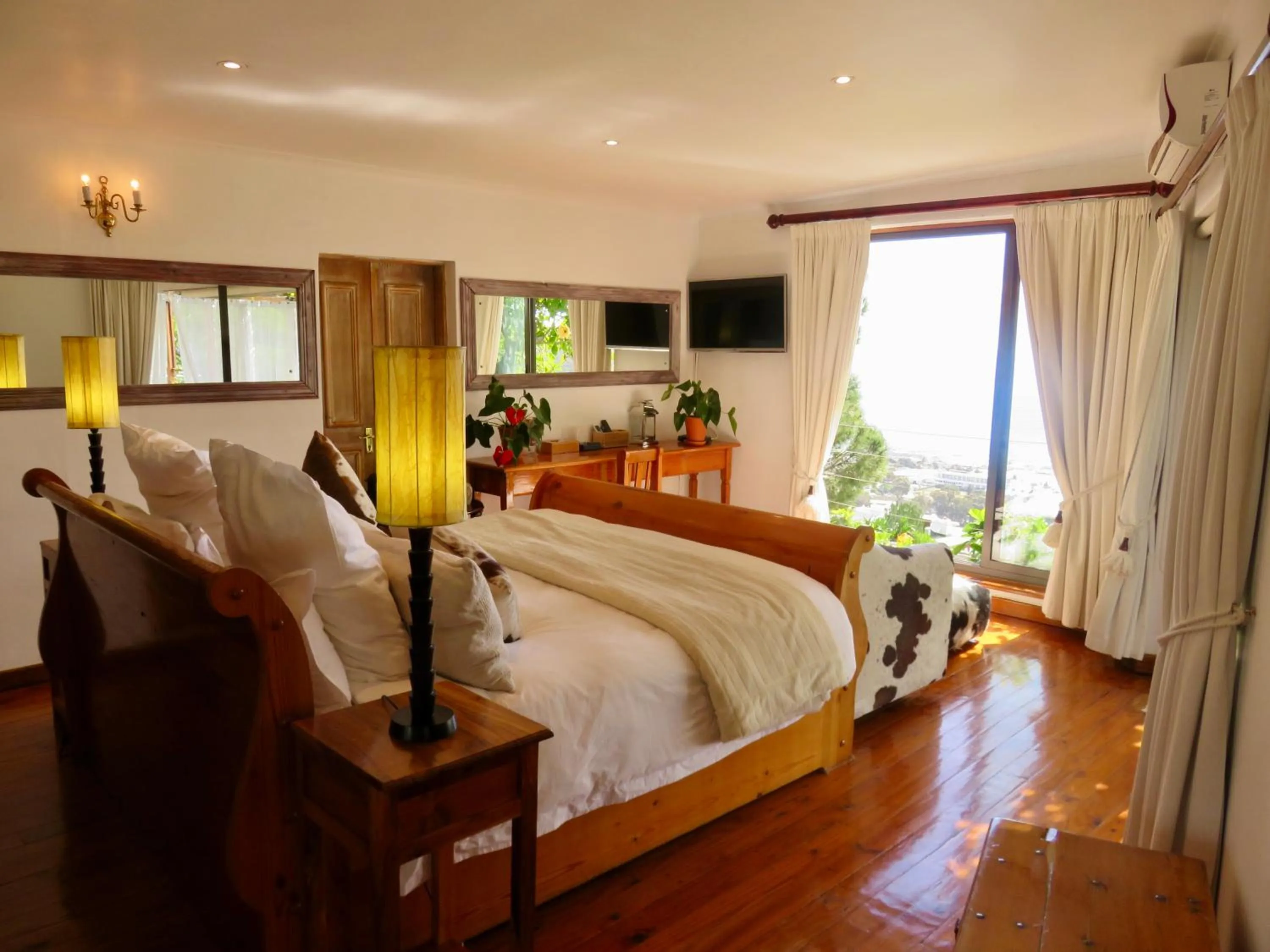 Property building, Bed in Boutique@10