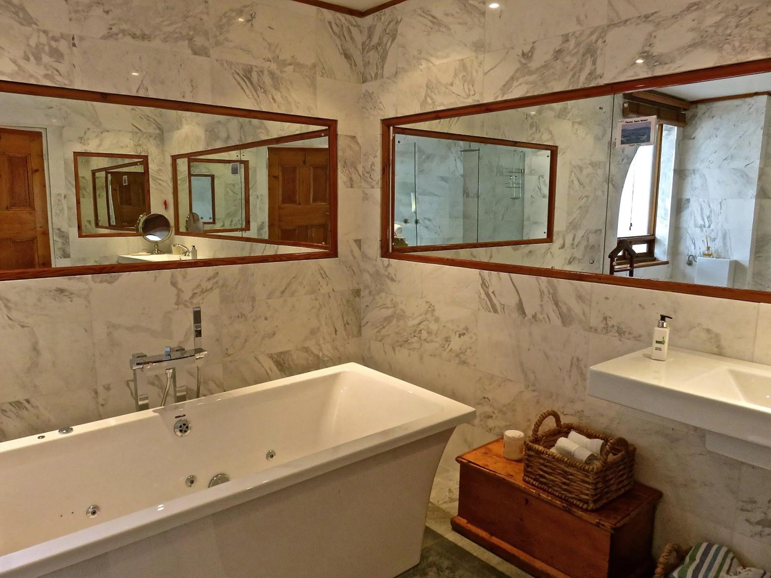 Shower in Boutique@10