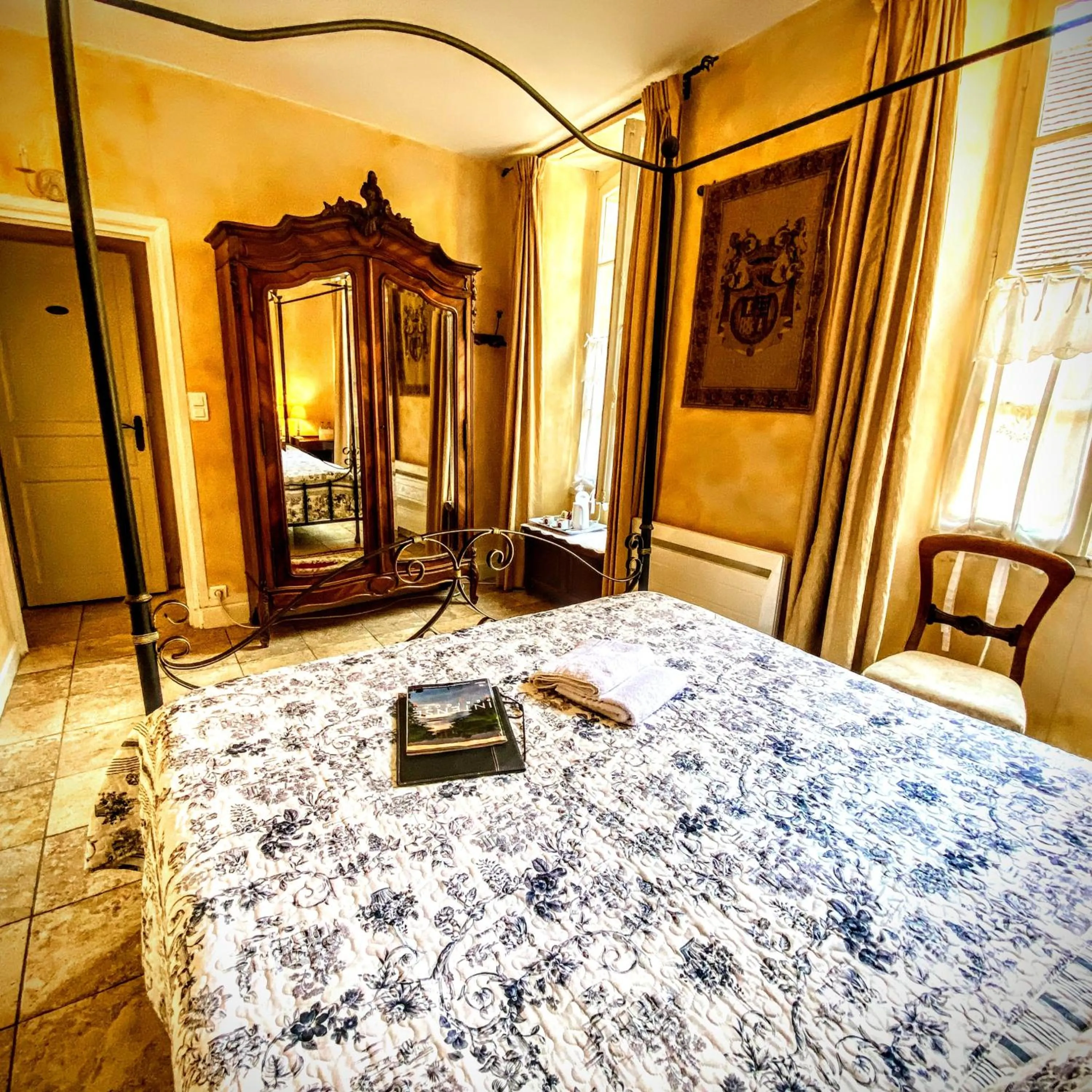 Bed in La Lanterne Chambres d'Hotes