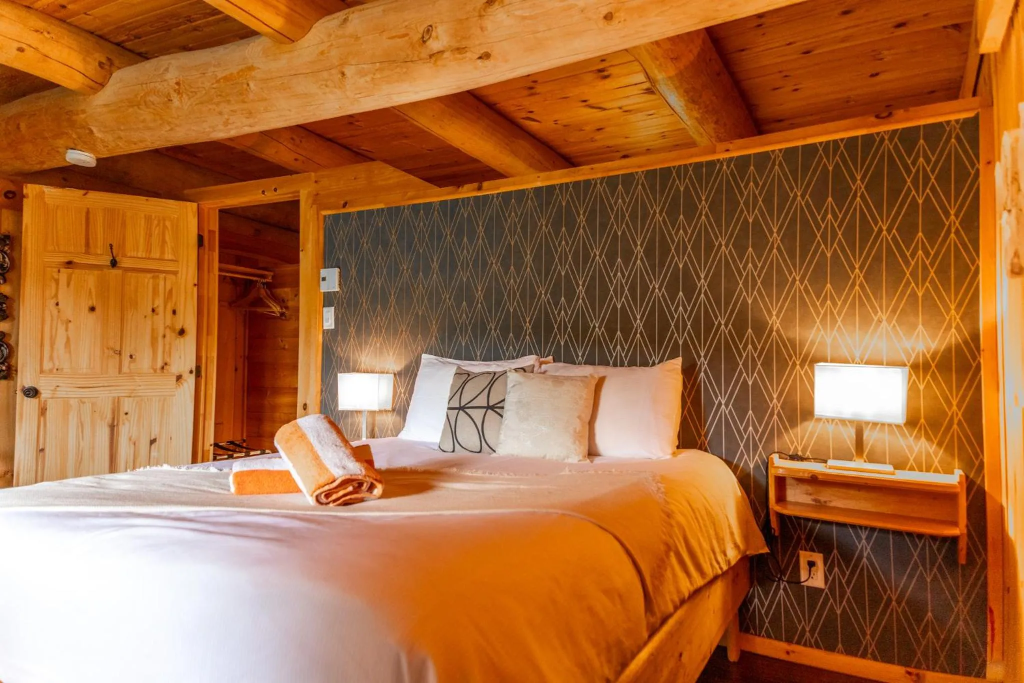 Bed in Auberge Couleurs de France