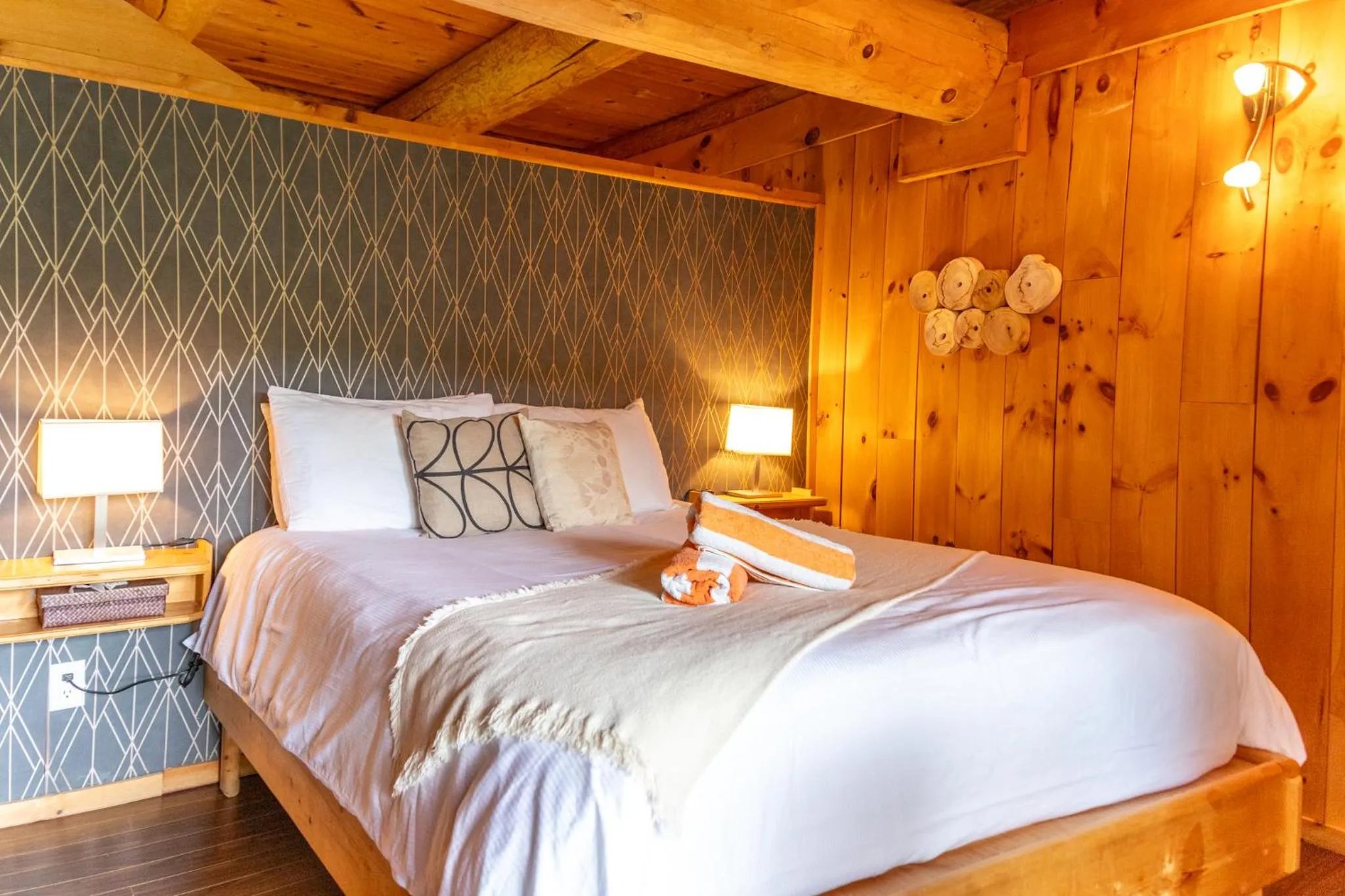 Bed in Auberge Couleurs de France