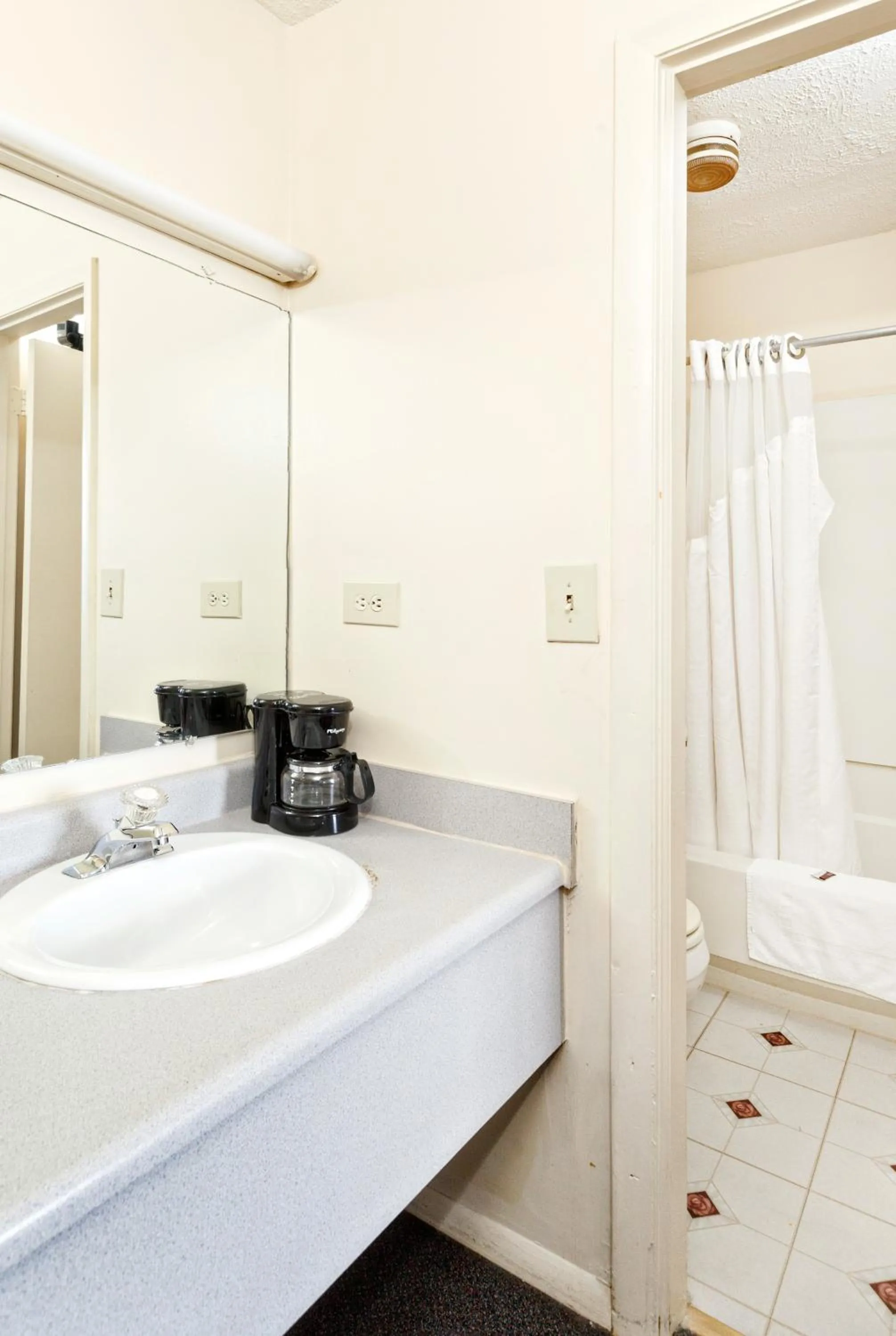 Shower, Bed in Red Carpet Inn - Louisville