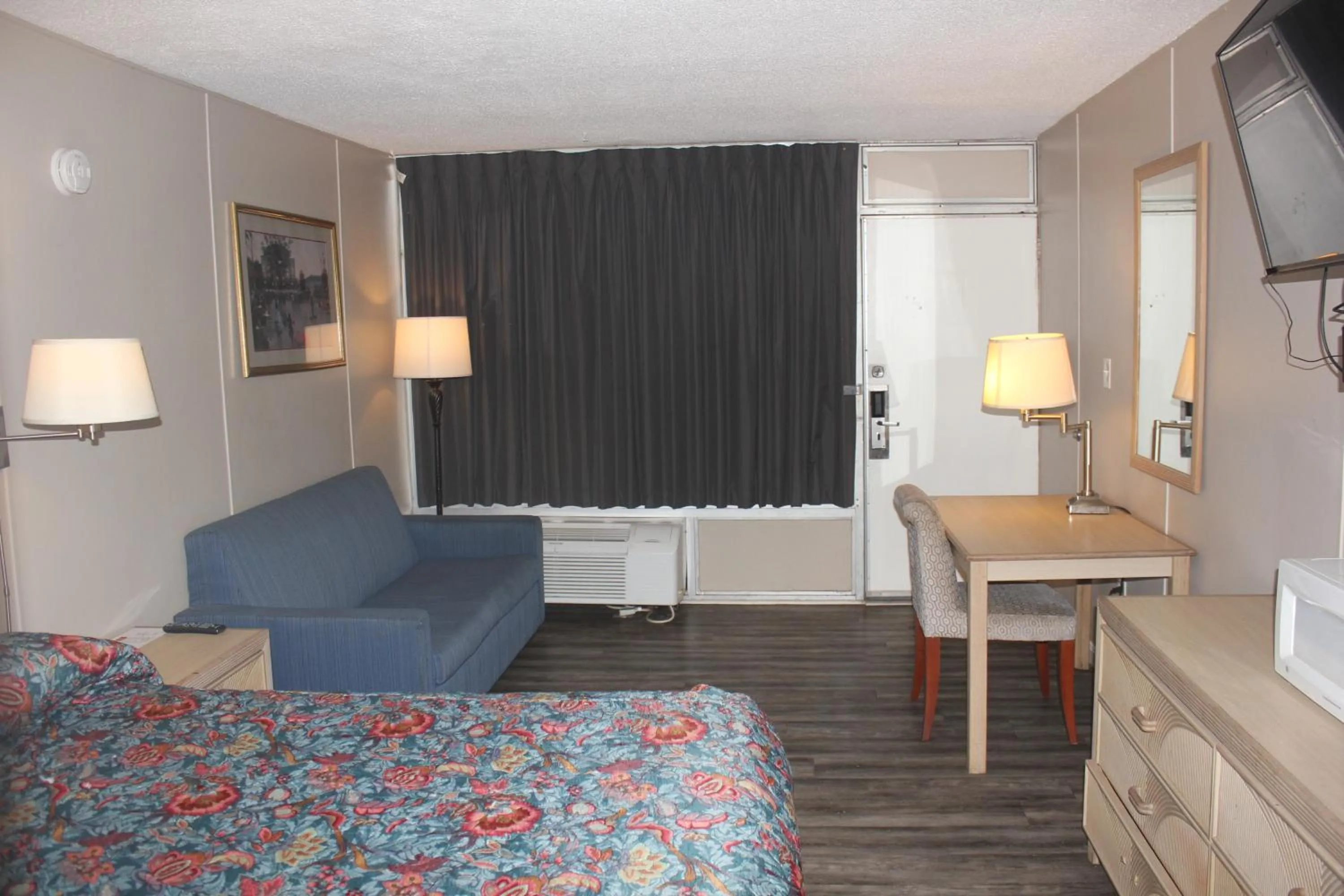 Bed in Red Carpet Inn - Louisville