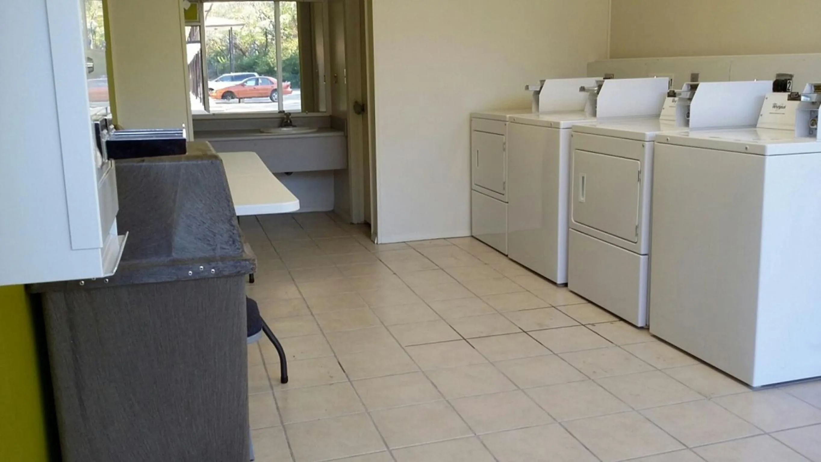 Area and facilities in Red Carpet Inn - Louisville