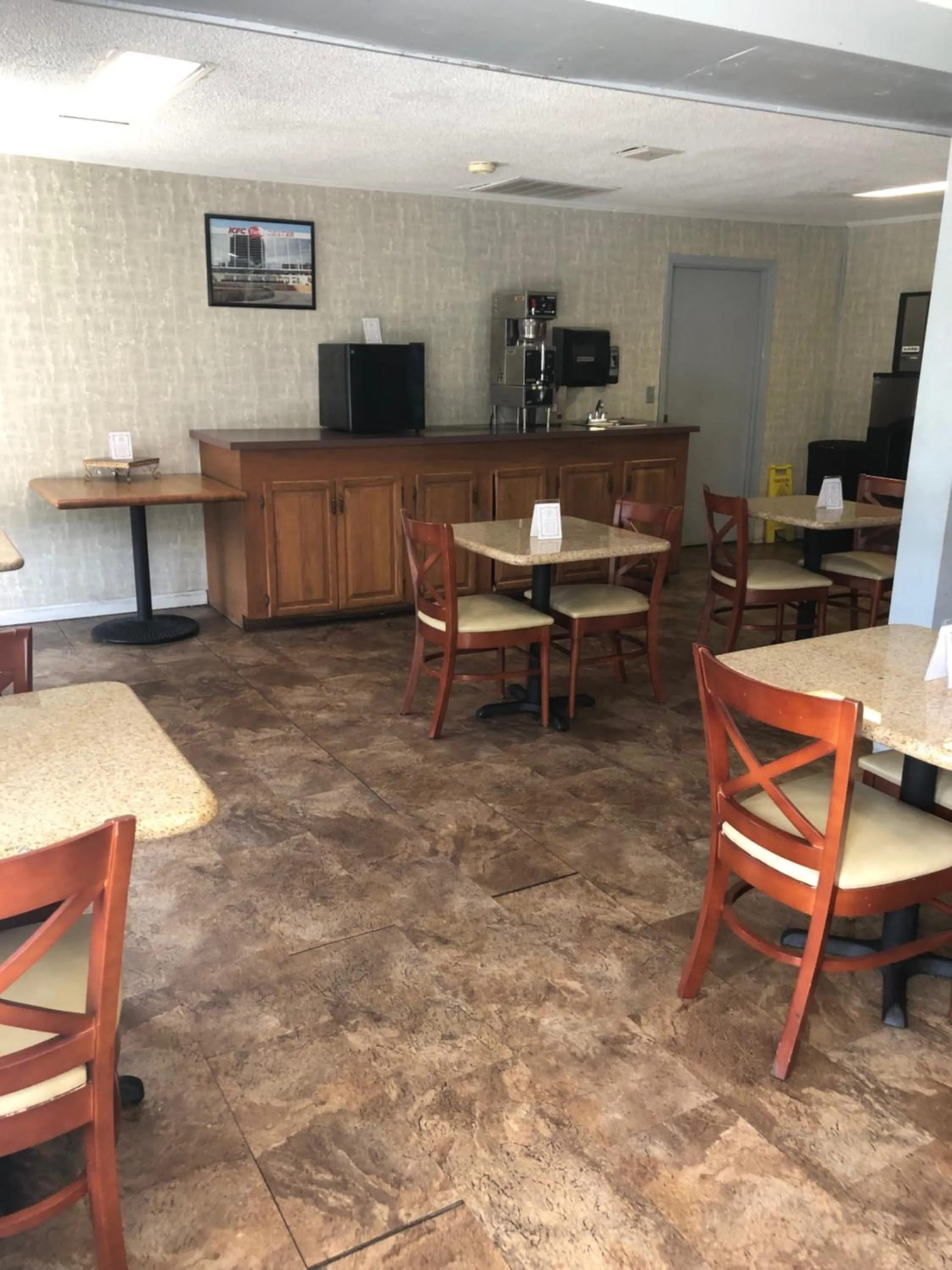 Dining area in Red Carpet Inn - Louisville