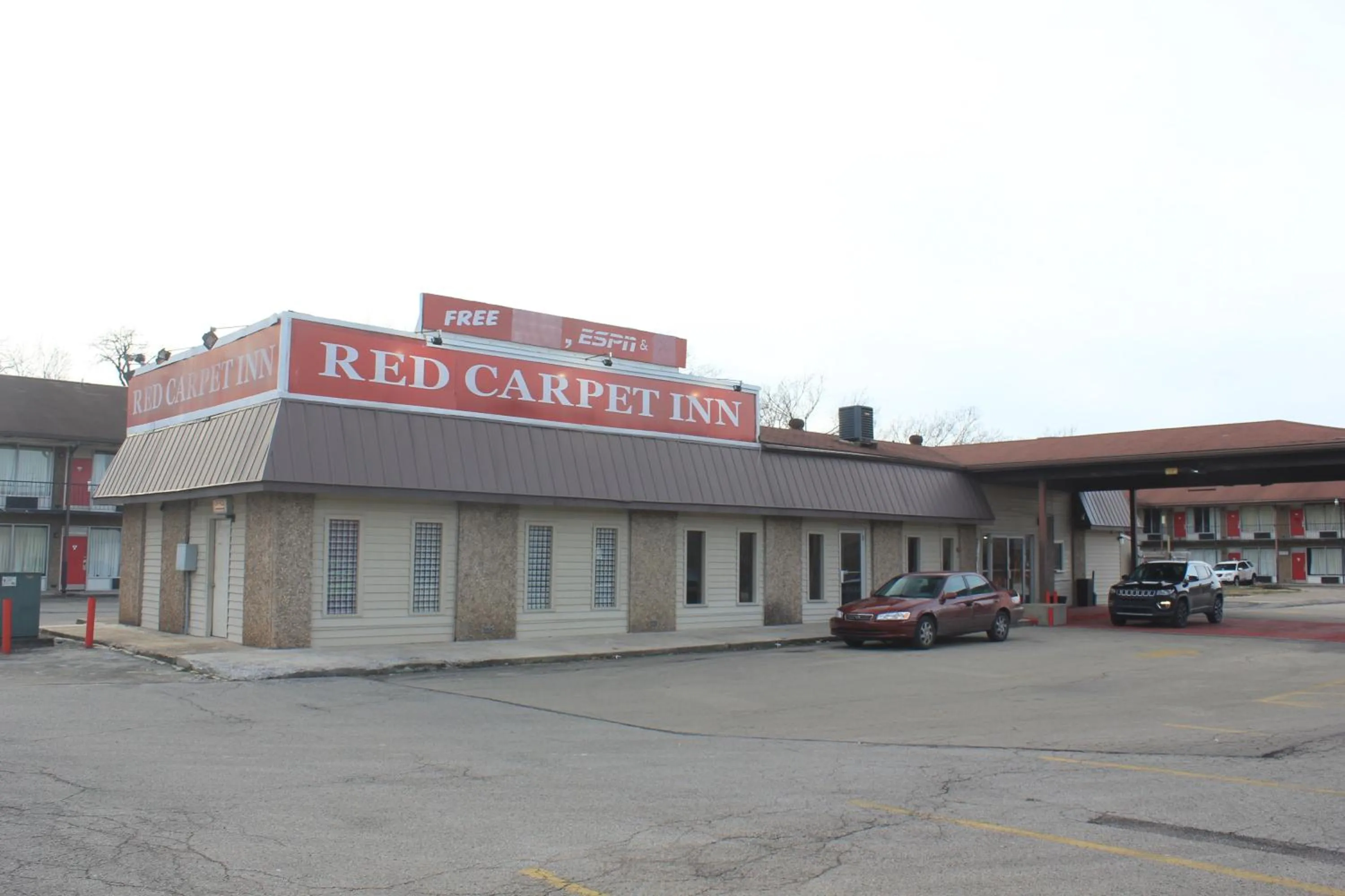 Property building in Red Carpet Inn - Louisville