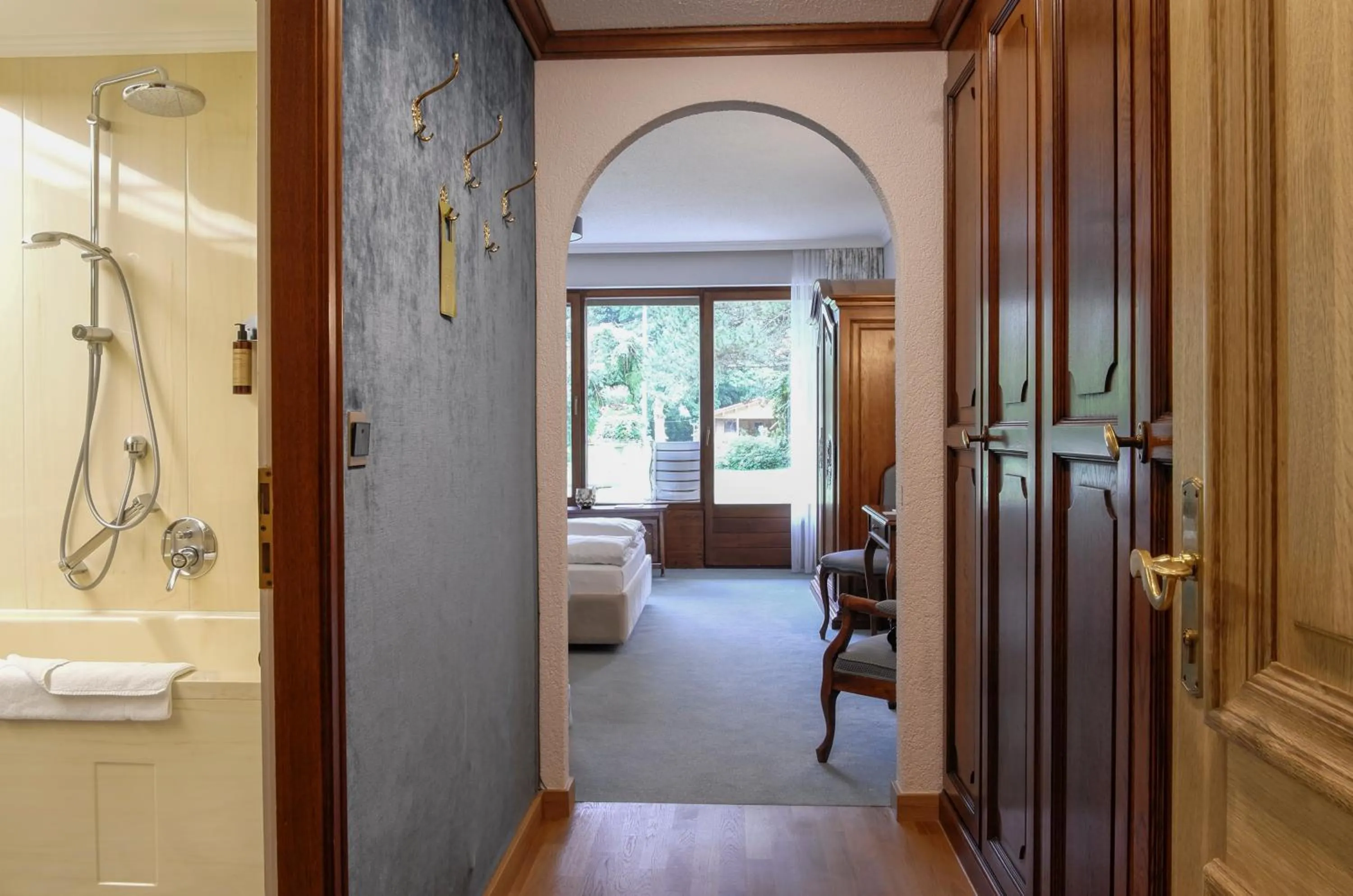 Photo of the whole room in Adolphine Garden