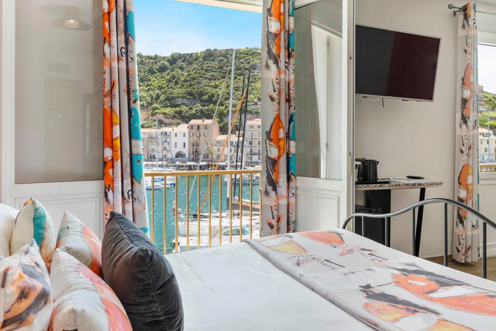 Sea view, Bed in Solemare