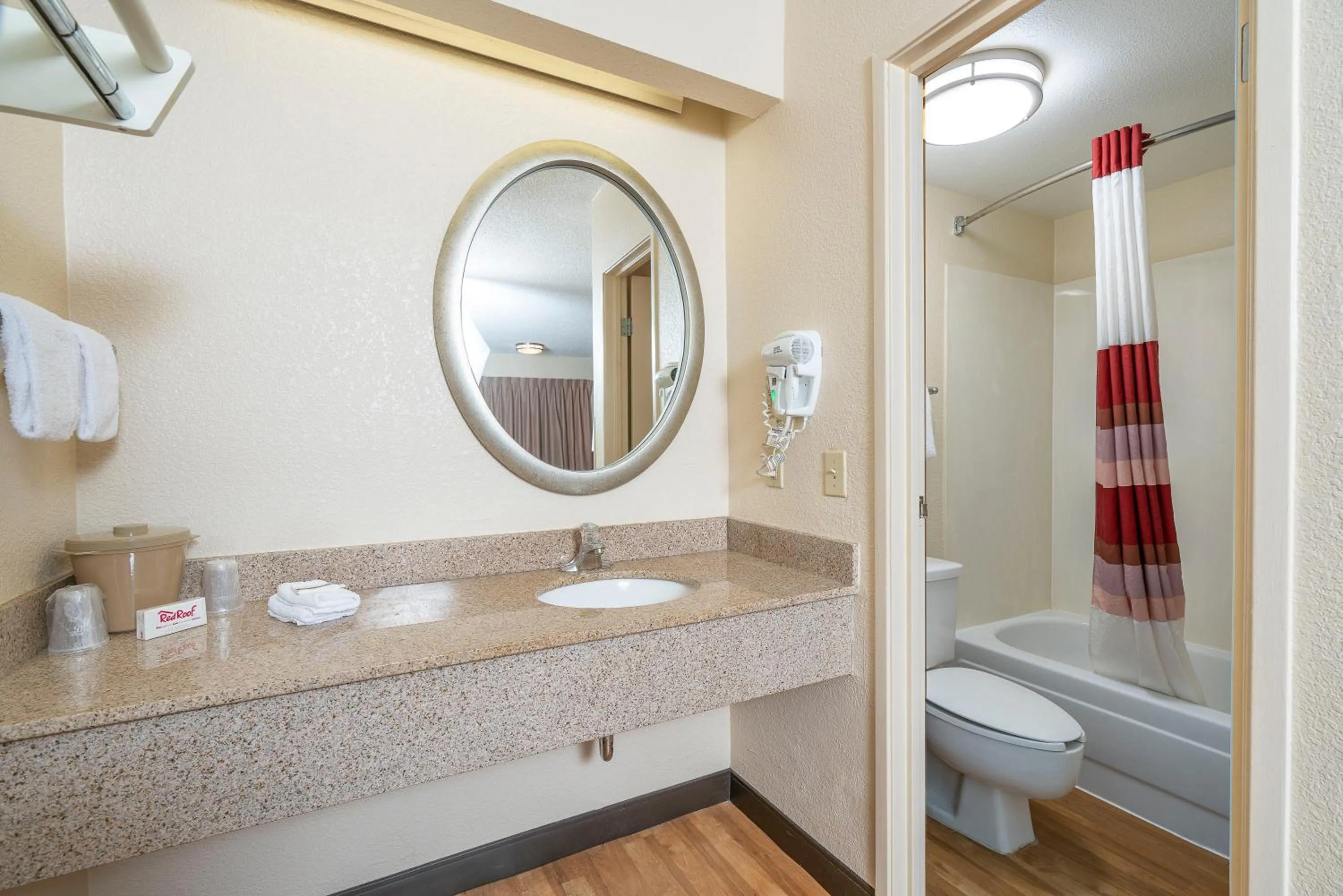 Bathroom in Red Roof Inn Louisville Expo Airport