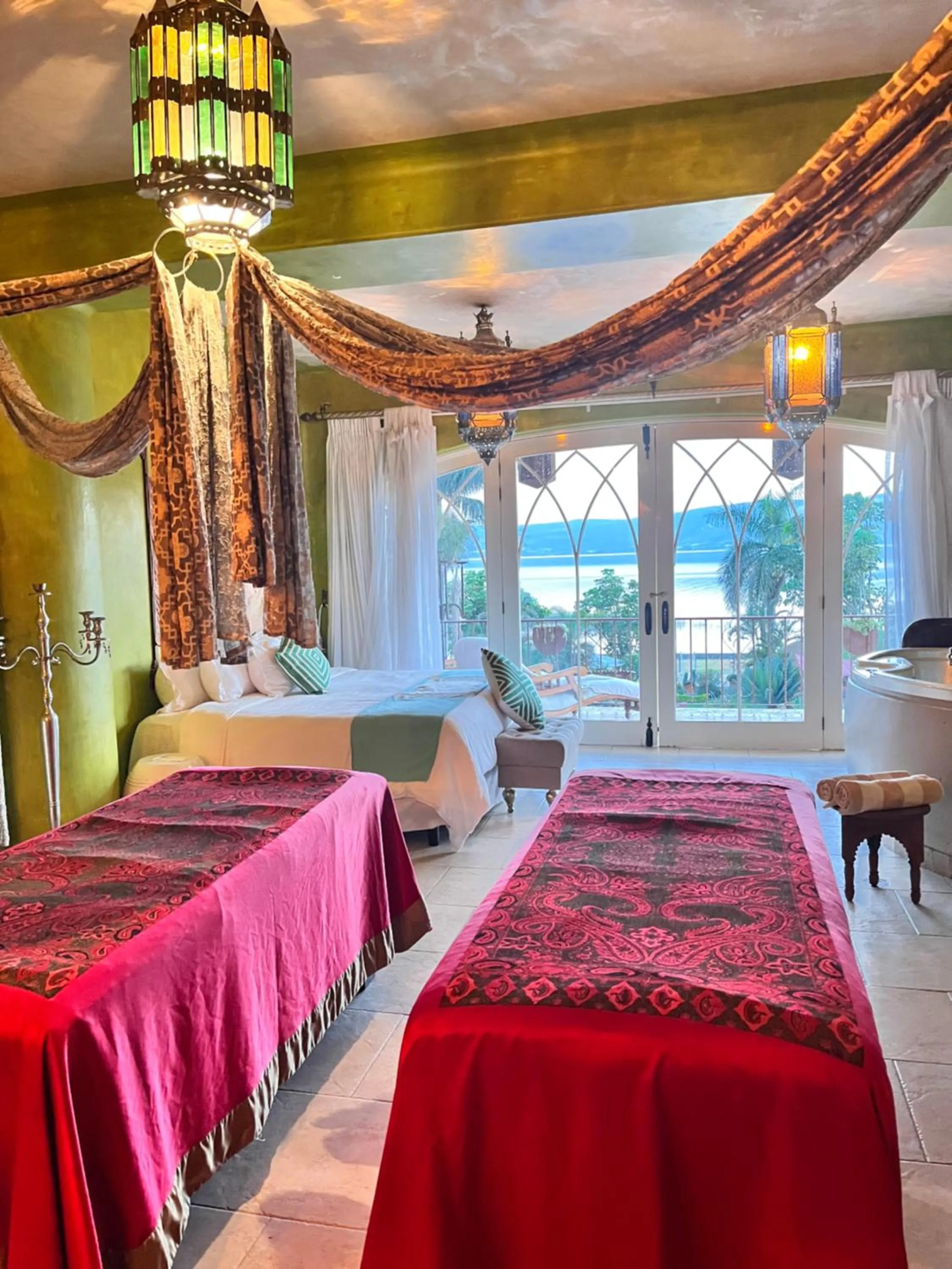 Bed in El Chante Spa Hotel