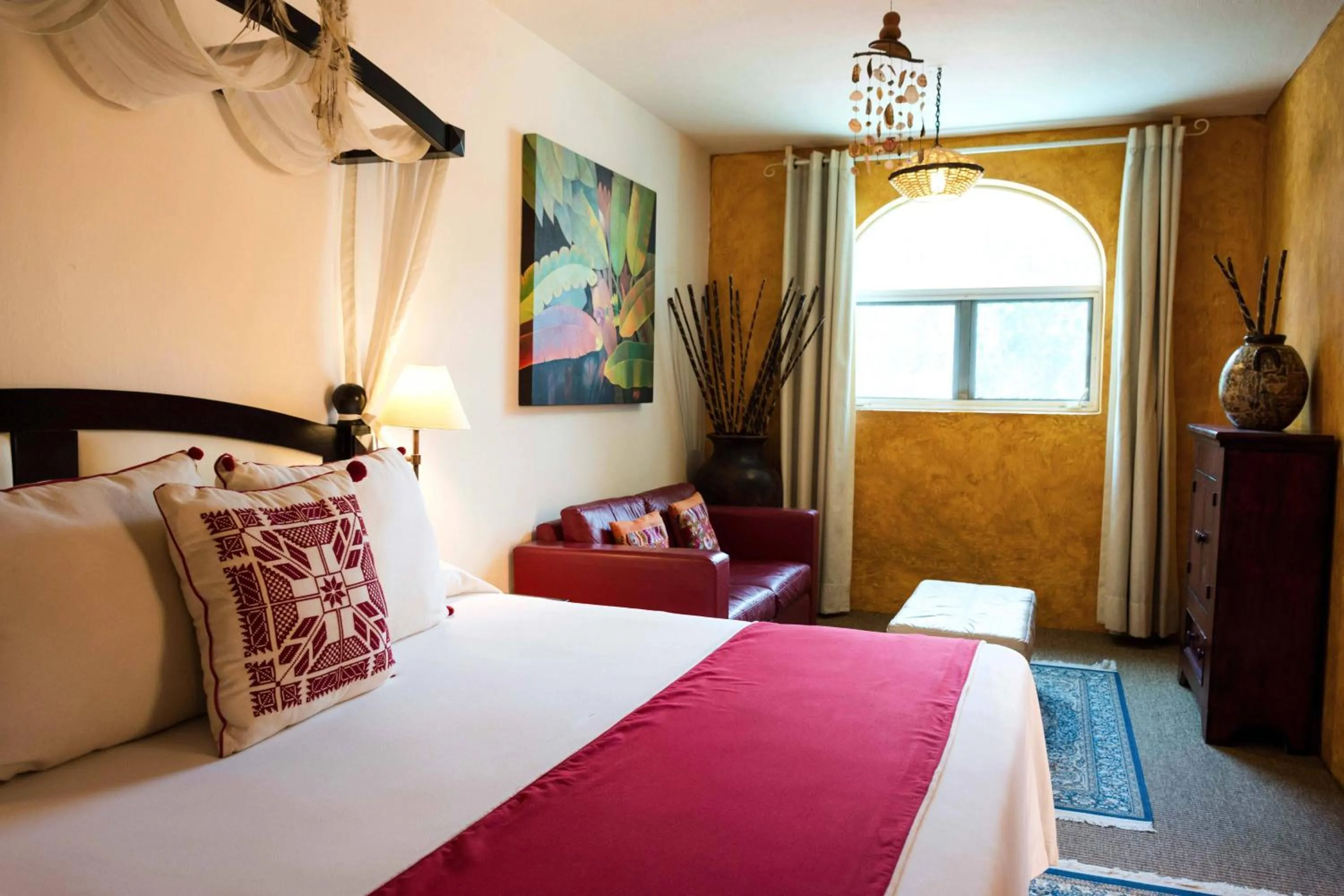 Bed in El Chante Spa Hotel