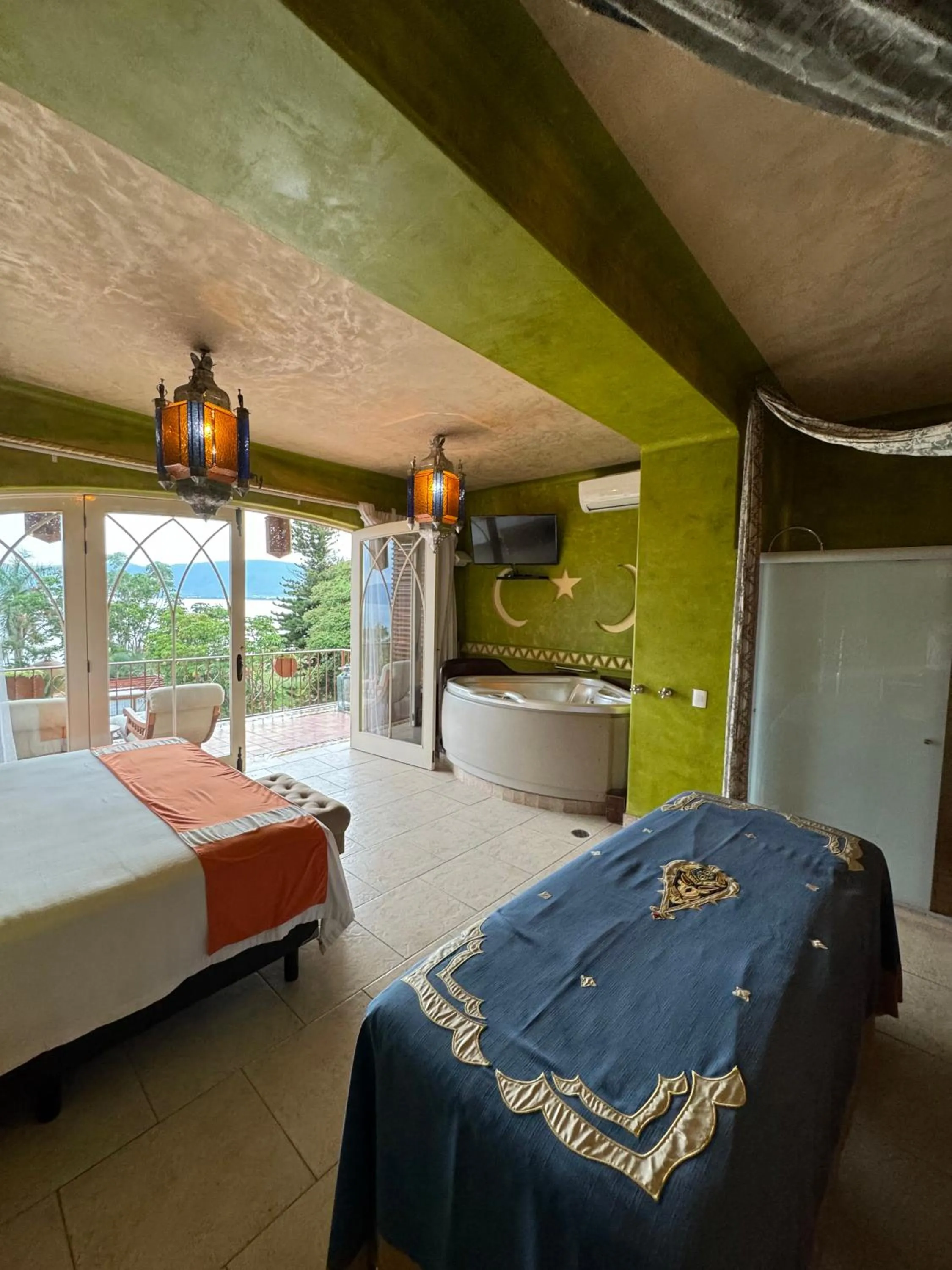 Photo of the whole room, Bed in El Chante Spa Hotel