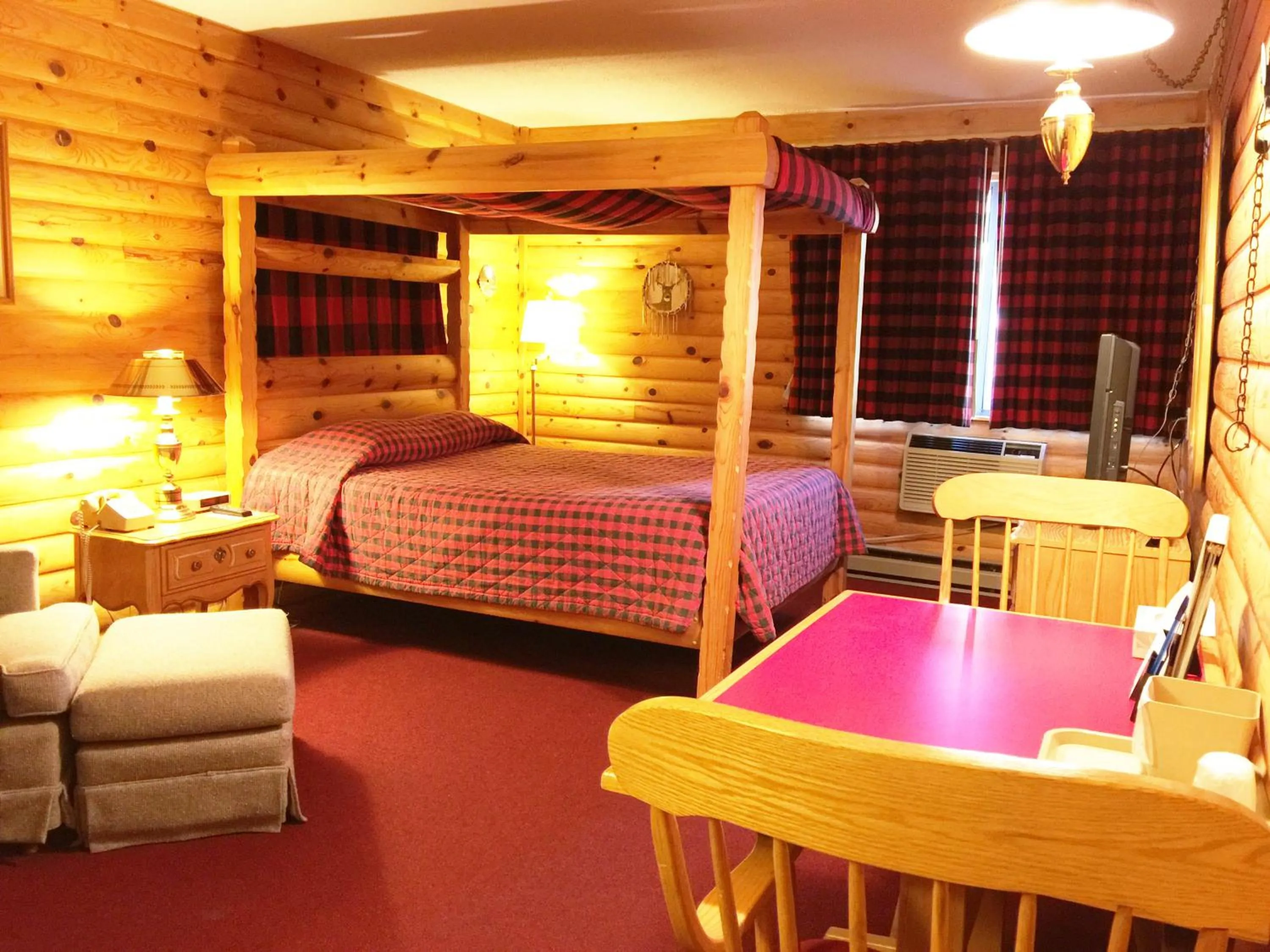 TV and multimedia, Bed in Northwoods Inn & Suites Minocqua