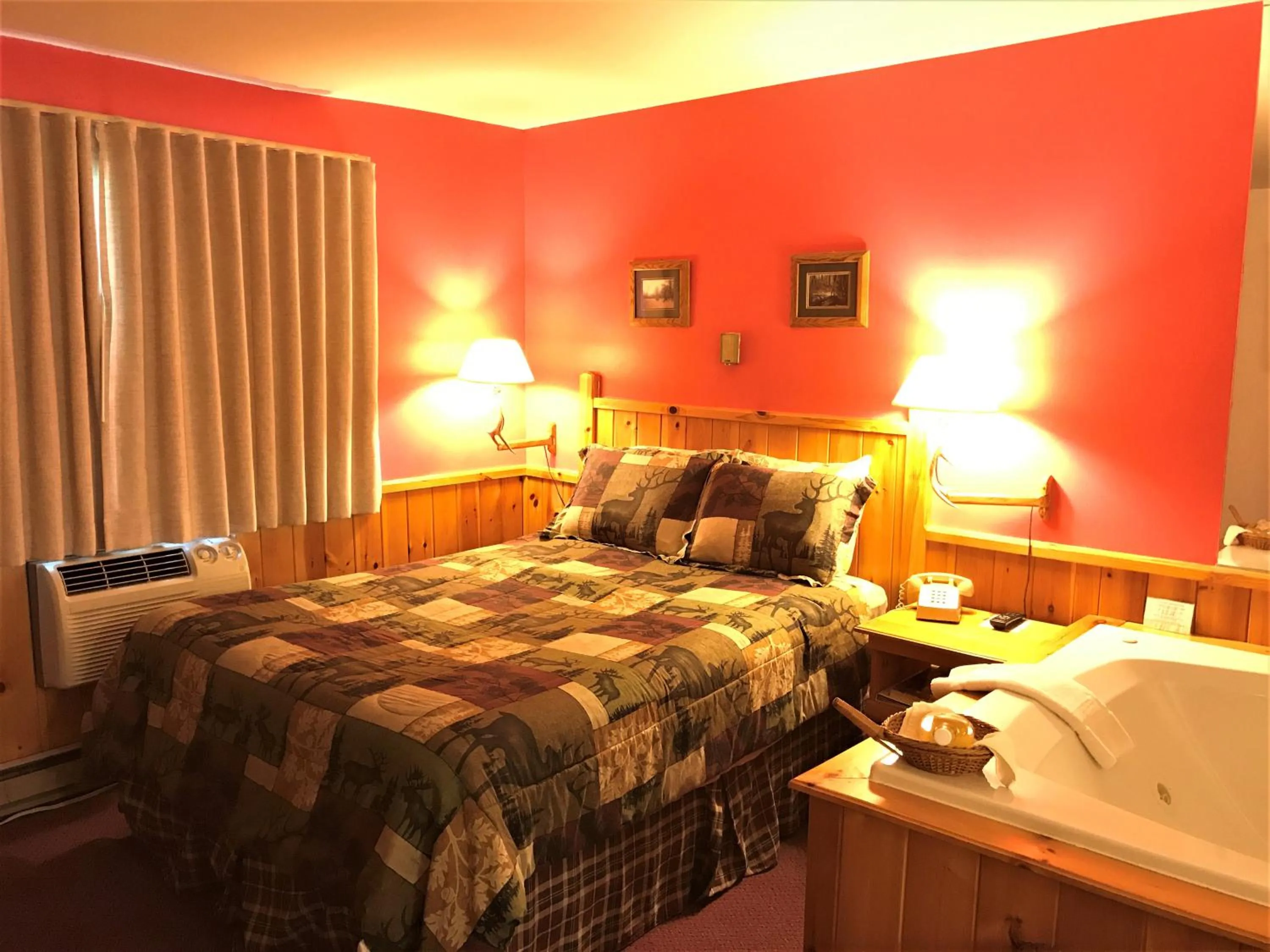 Bed in Northwoods Inn & Suites Minocqua