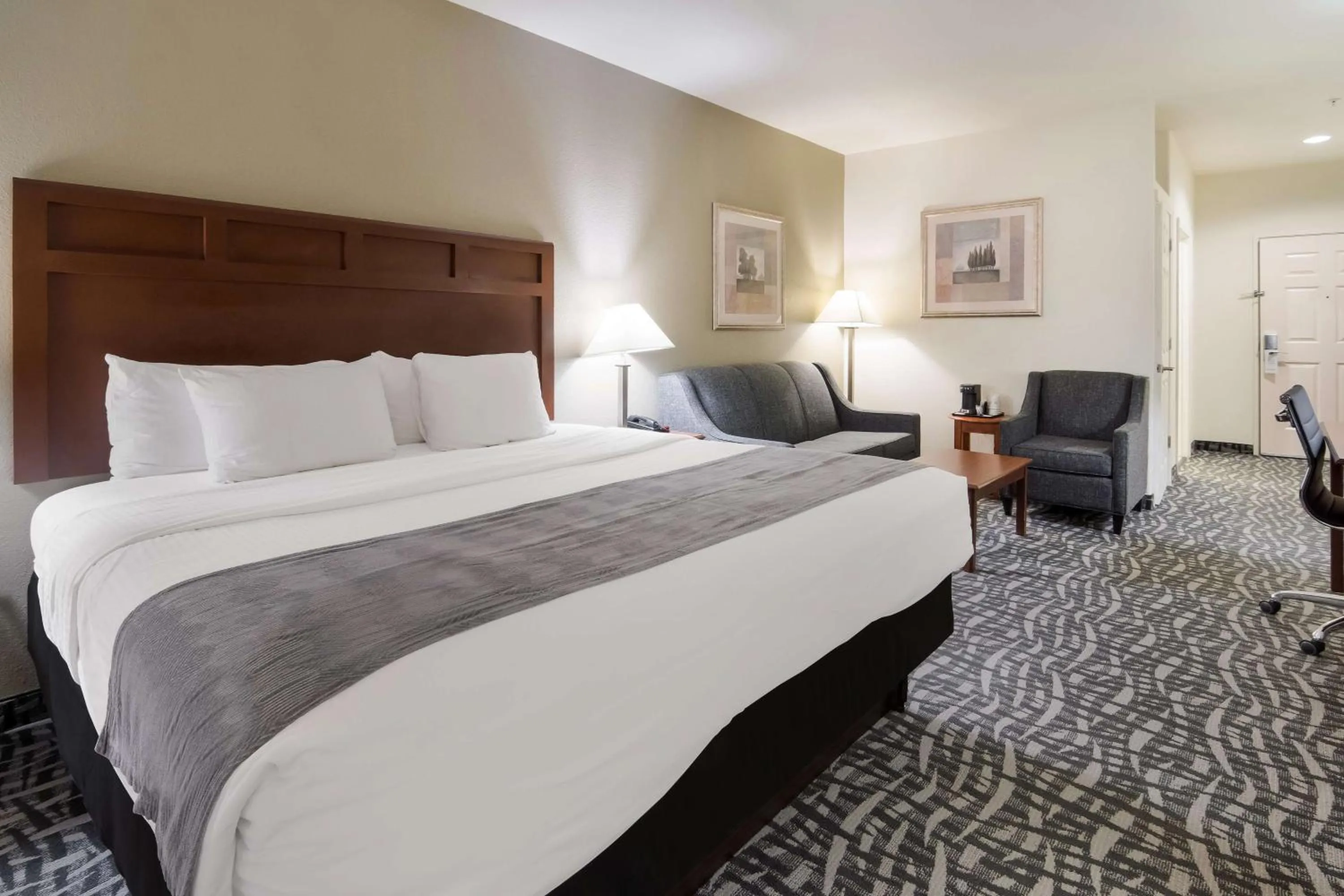 Photo of the whole room, Bed in Best Western Comanche Inn