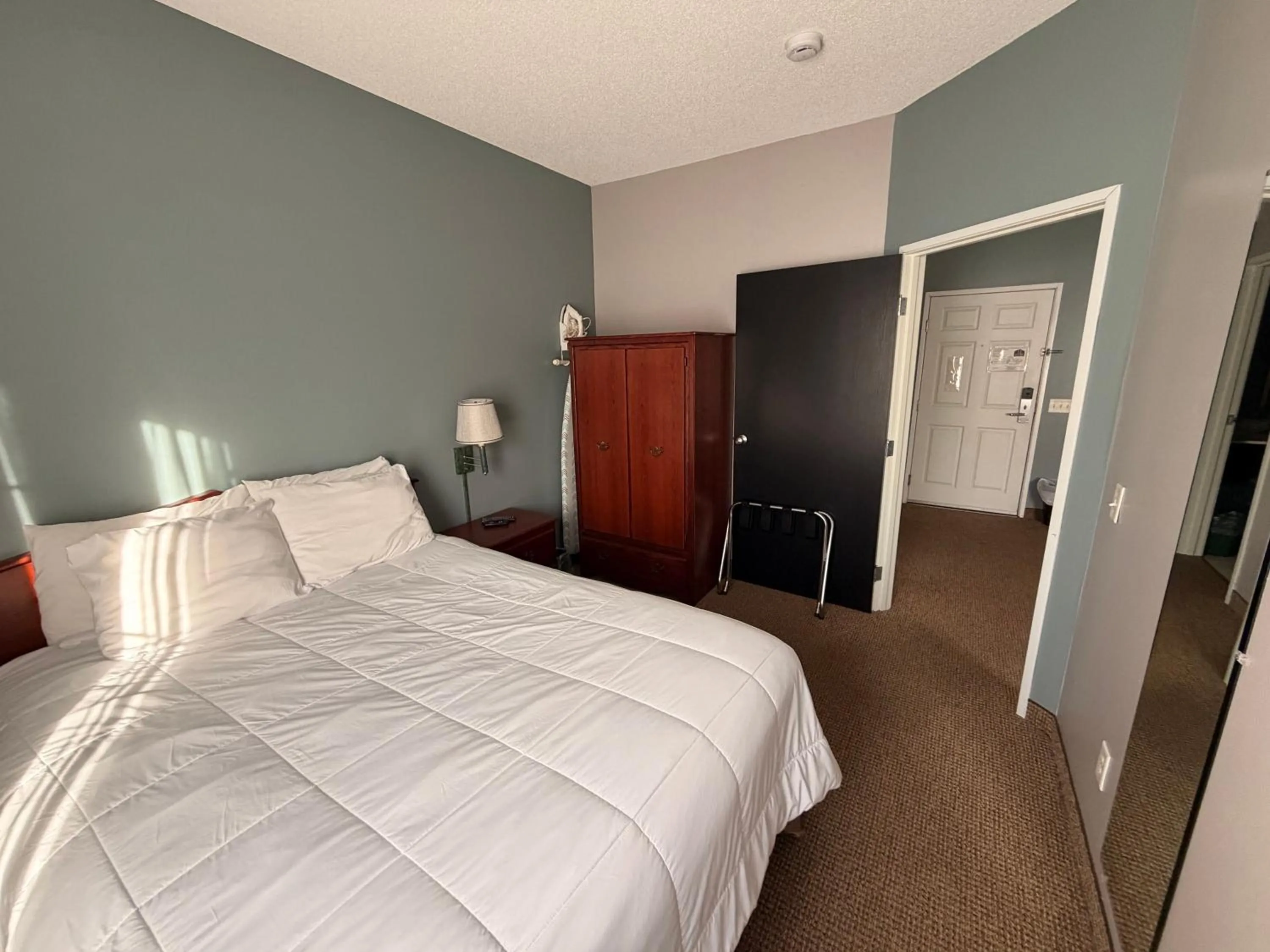 Bed in River Hills Hotel- Mankato