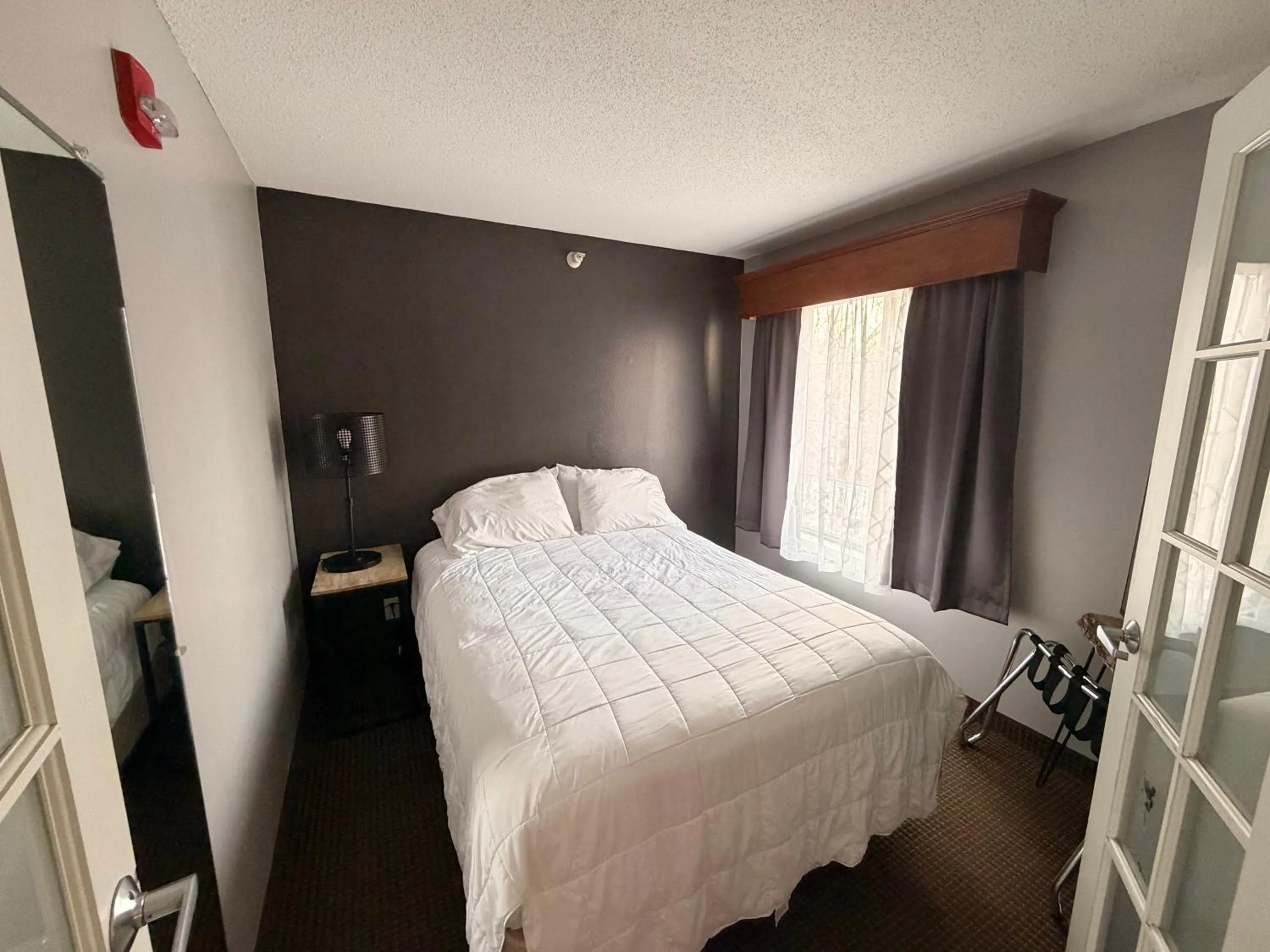 Bed in River Hills Hotel- Mankato