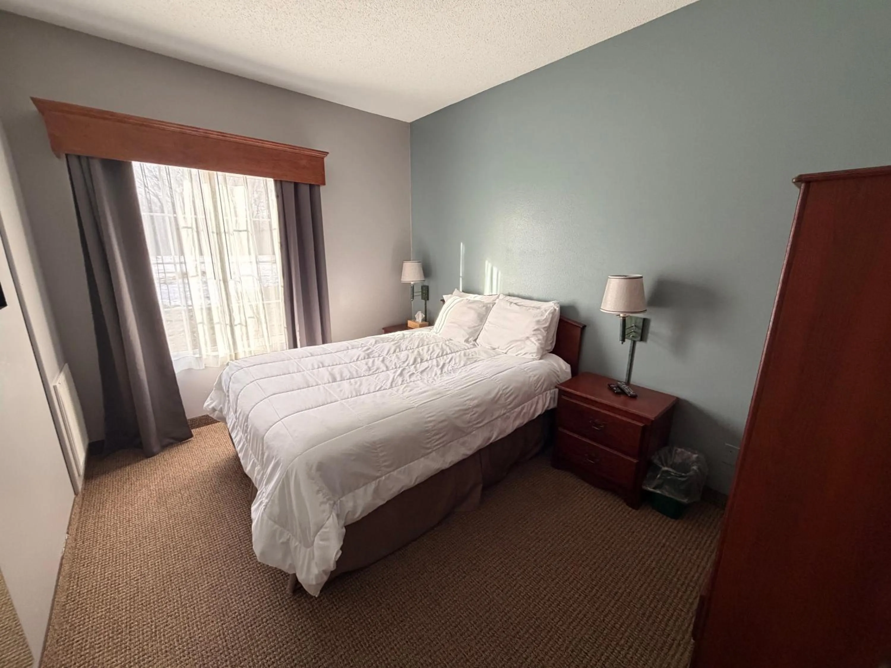Bed in River Hills Hotel- Mankato
