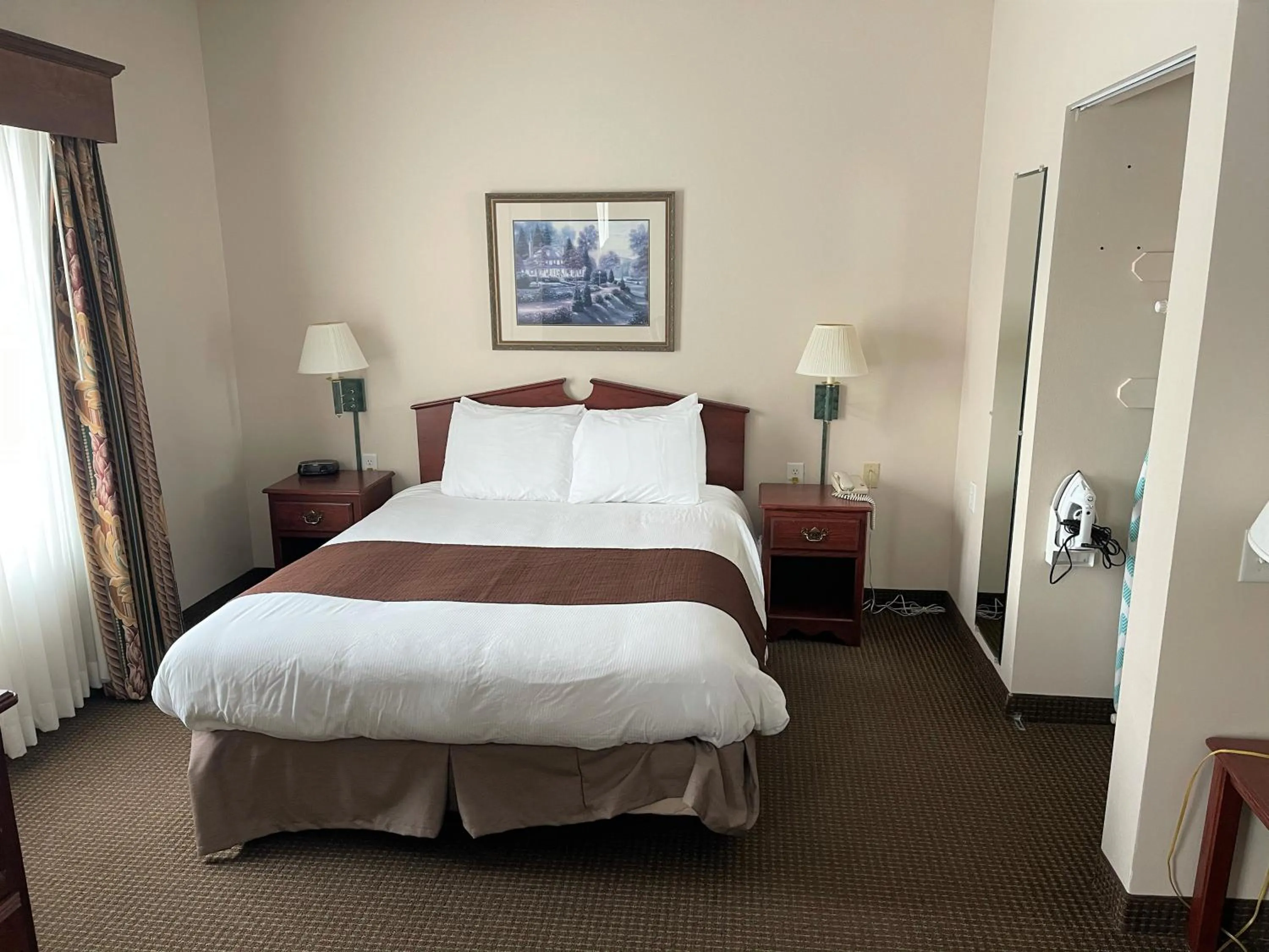 Bed in River Hills Hotel- Mankato