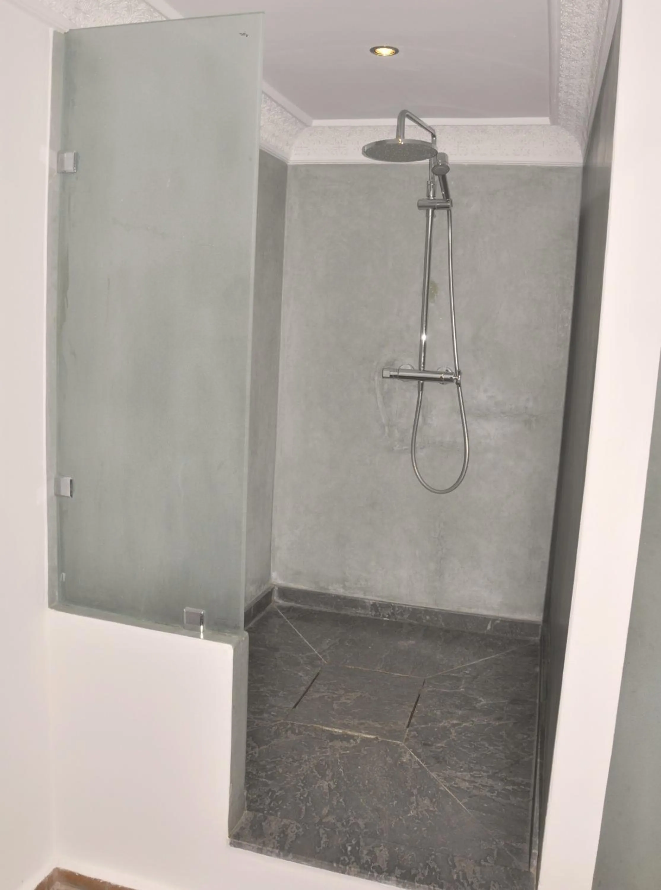 Shower in Hotel Blanco Riad
