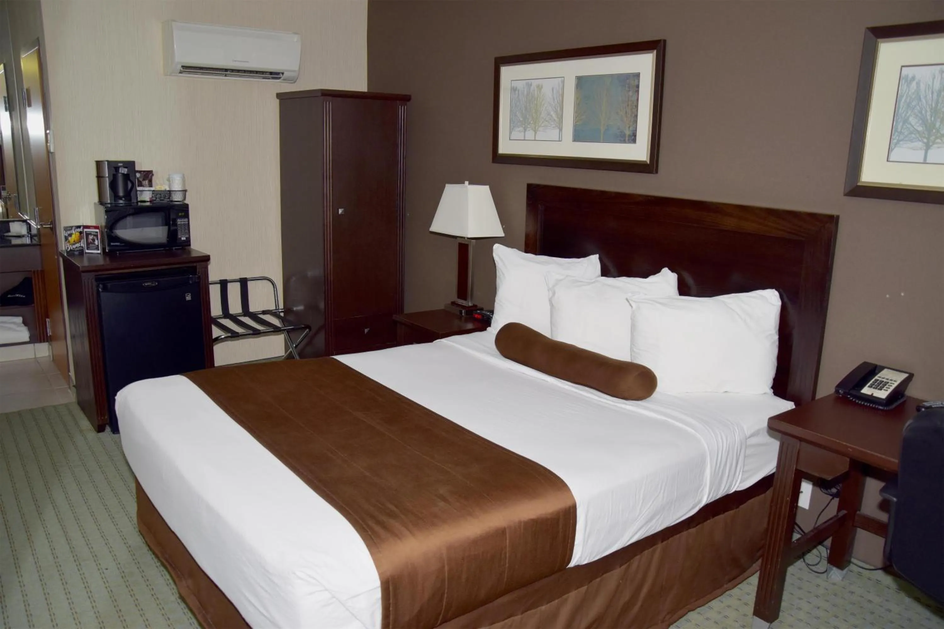 Bedroom, Bed in Coast Lethbridge Hotel & Conference Centre