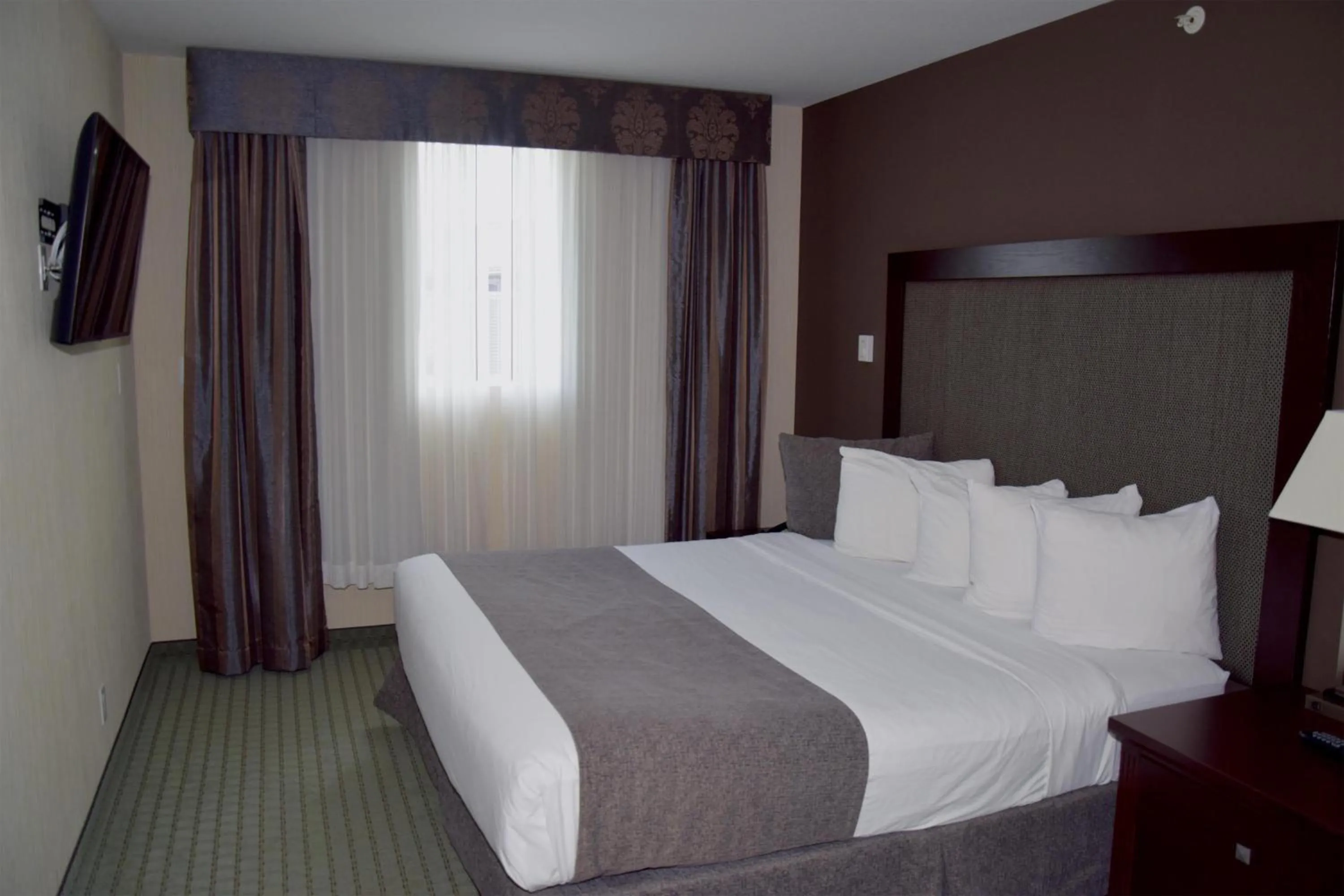 Bedroom, Bed in Coast Lethbridge Hotel & Conference Centre