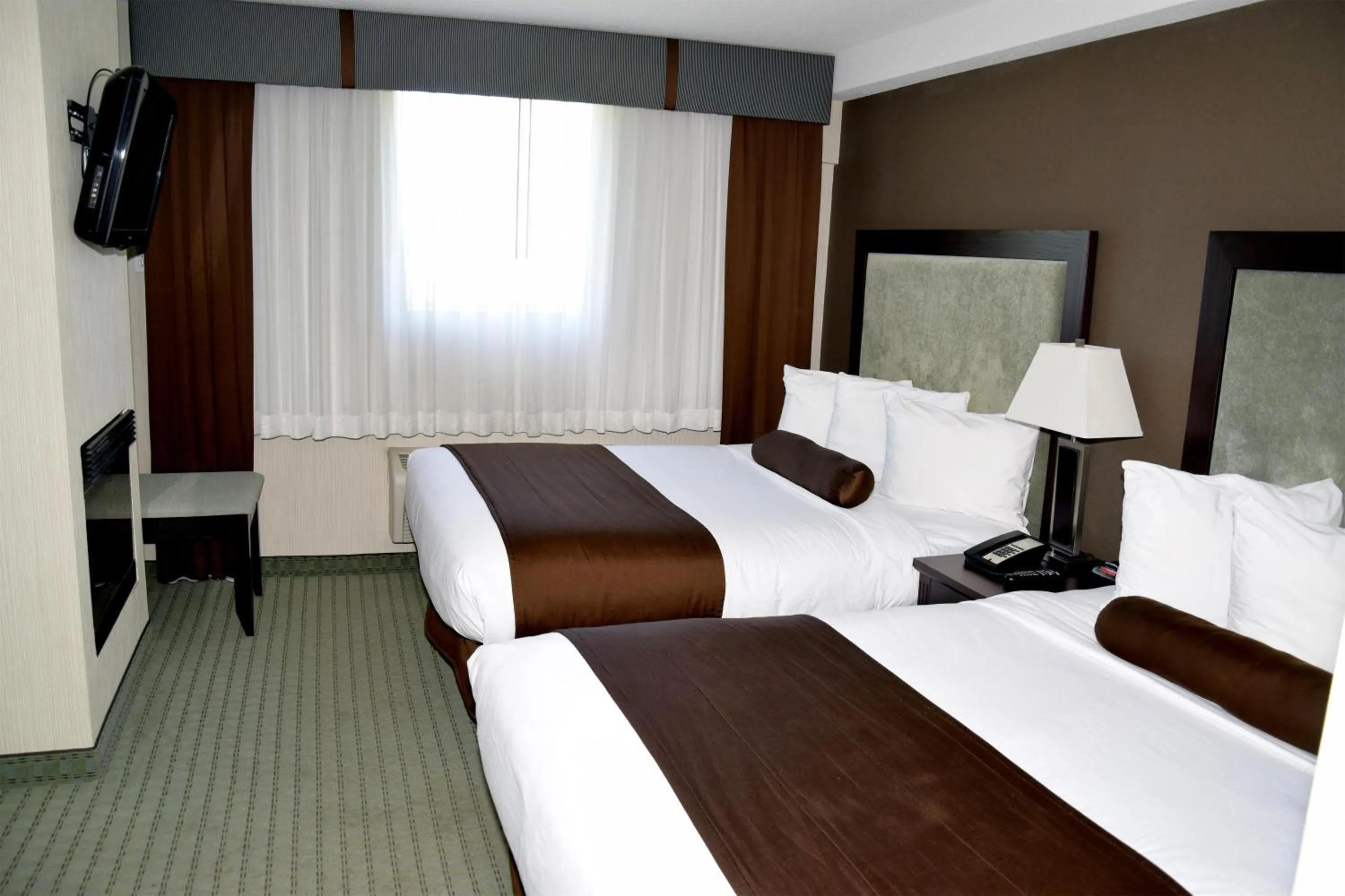 Bedroom, Bed in Coast Lethbridge Hotel & Conference Centre