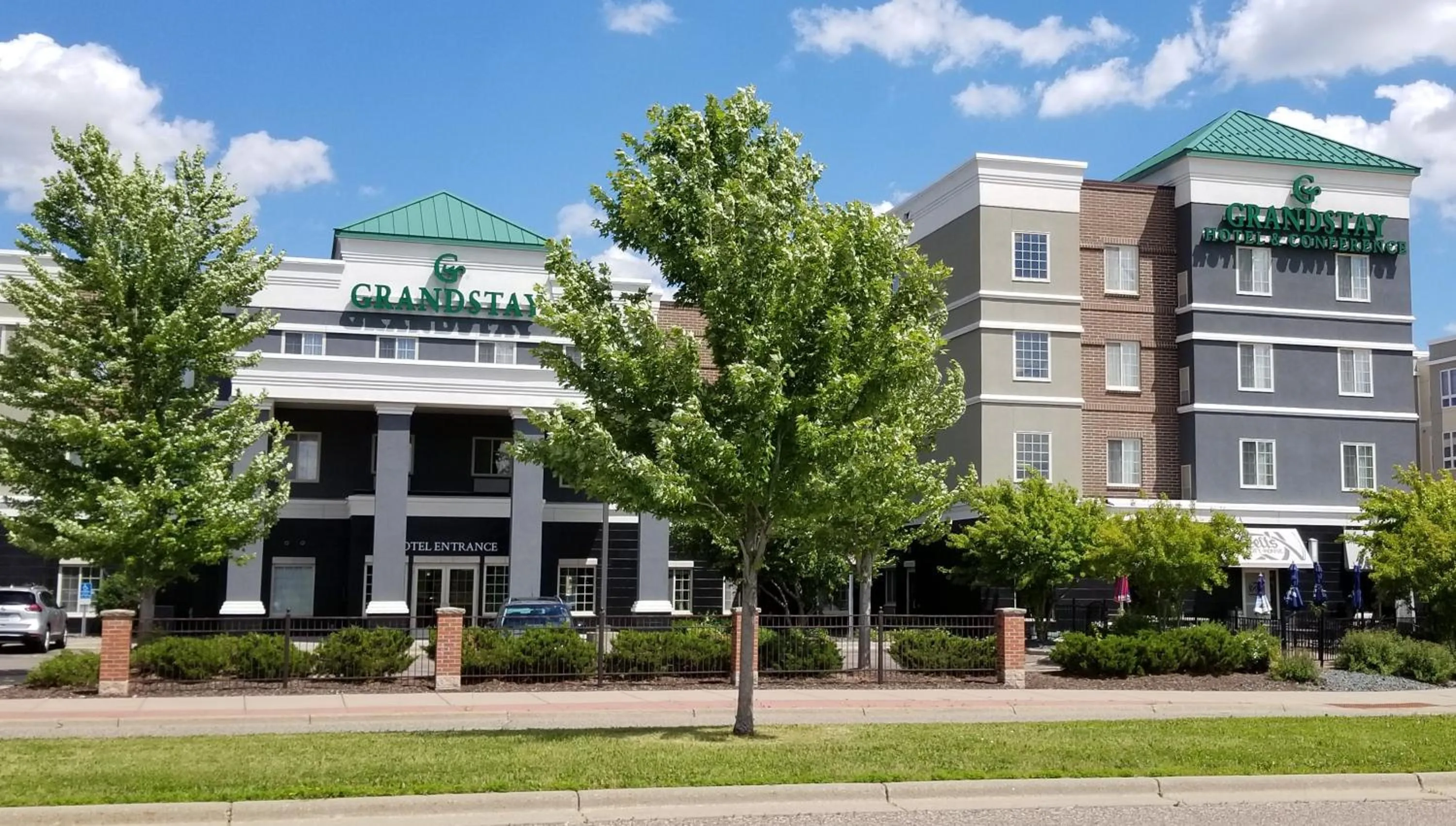 Property building in Grandstay Apple Valley