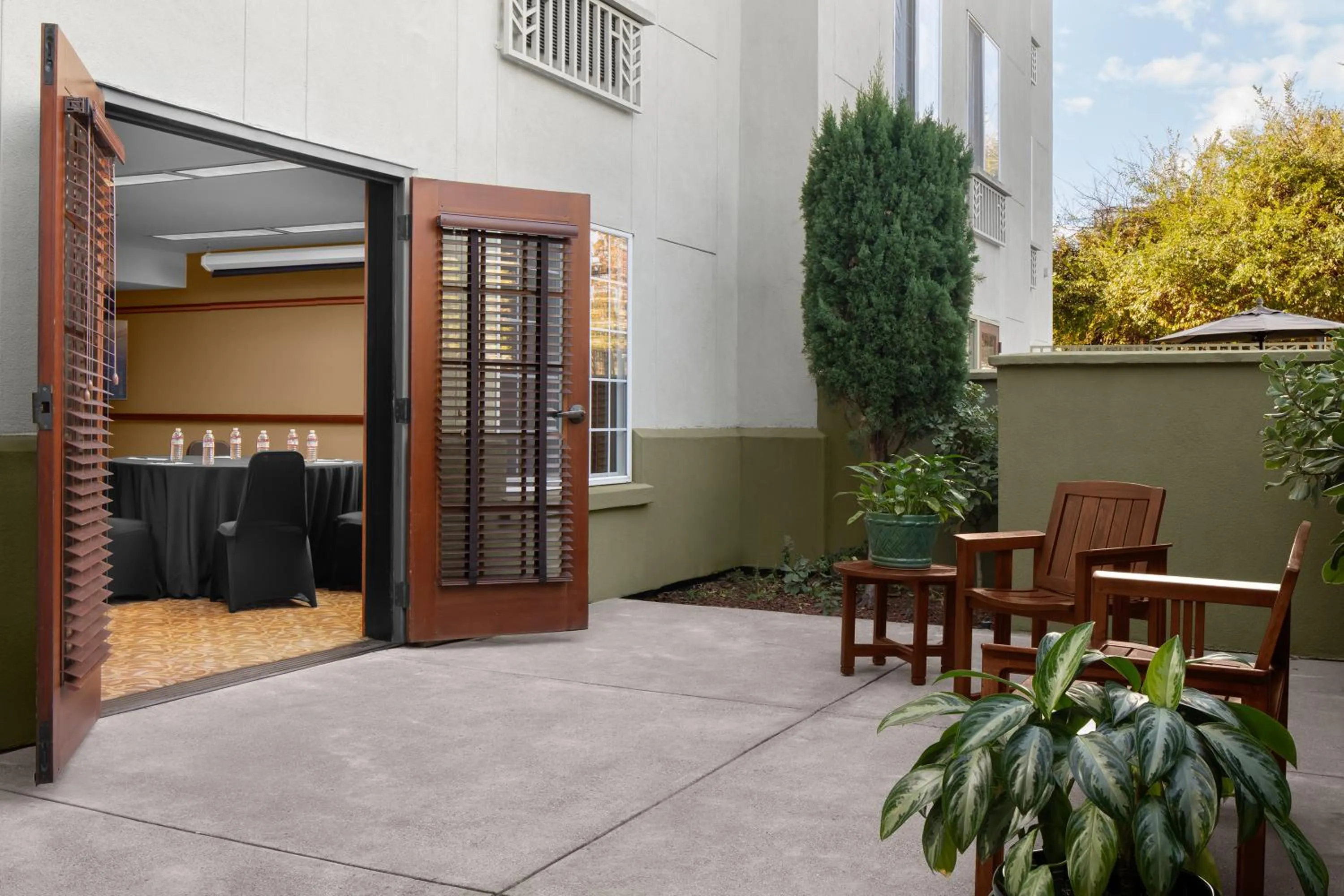 Patio in Larkspur Landing Extended Stay Suites Sunnyvale