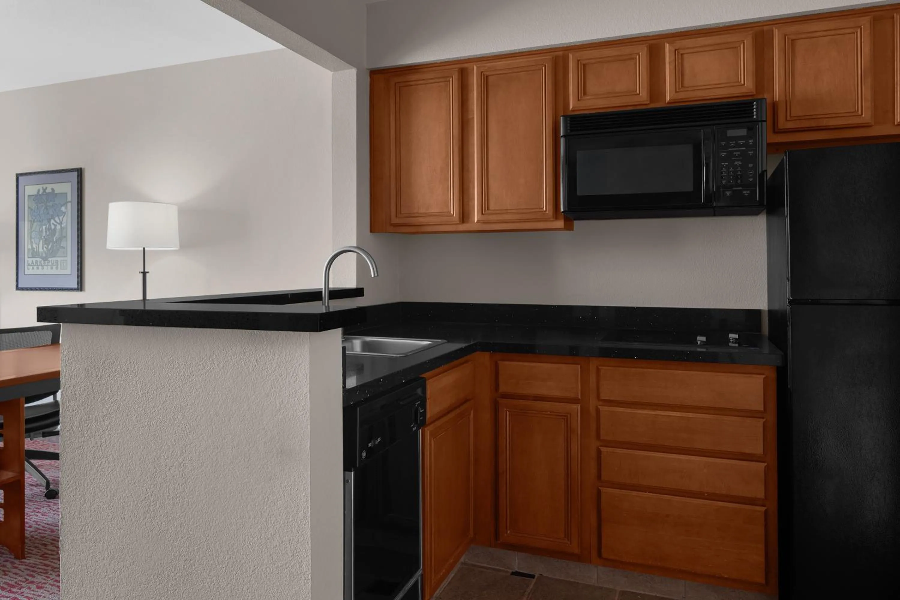 Kitchen or kitchenette in Larkspur Landing Extended Stay Suites Sunnyvale