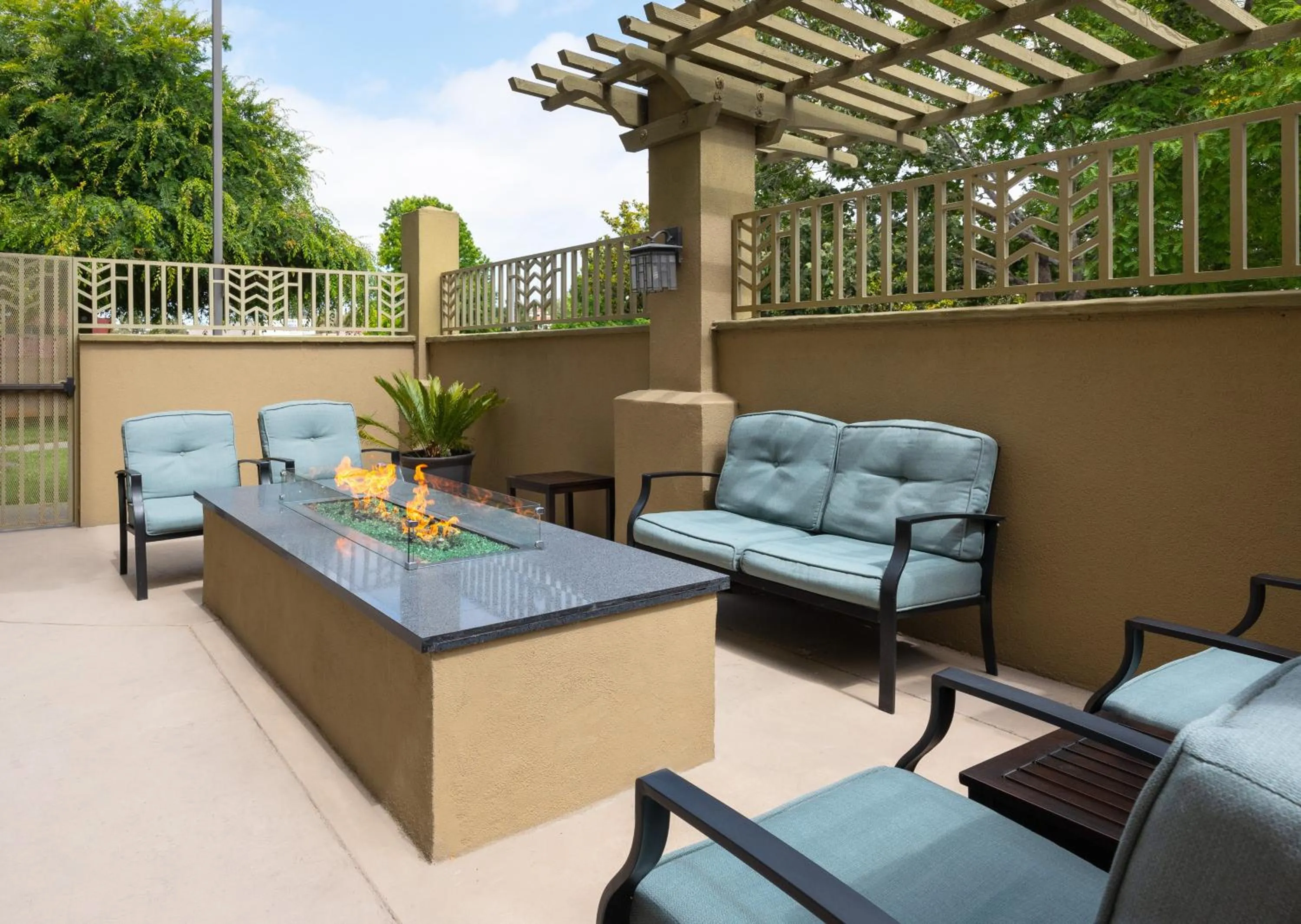 Patio in Larkspur Landing Extended Stay Suites Sunnyvale
