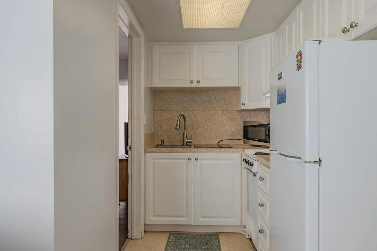 Kitchen or kitchenette in Coastal Waters