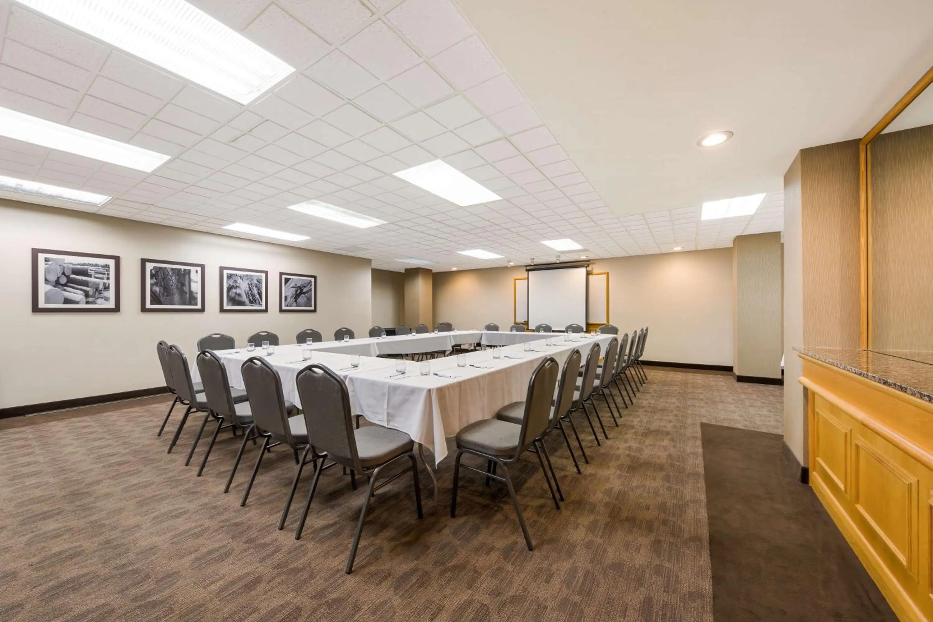 Meeting/conference room in Best Western Voyageur Place Hotel