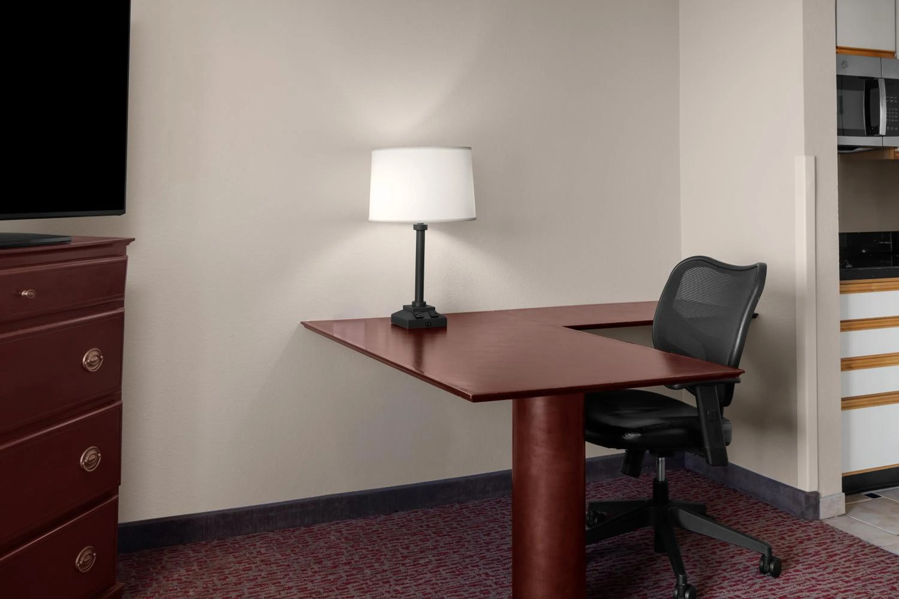 Living room in Larkspur Landing Extended Stay Suites Milpitas