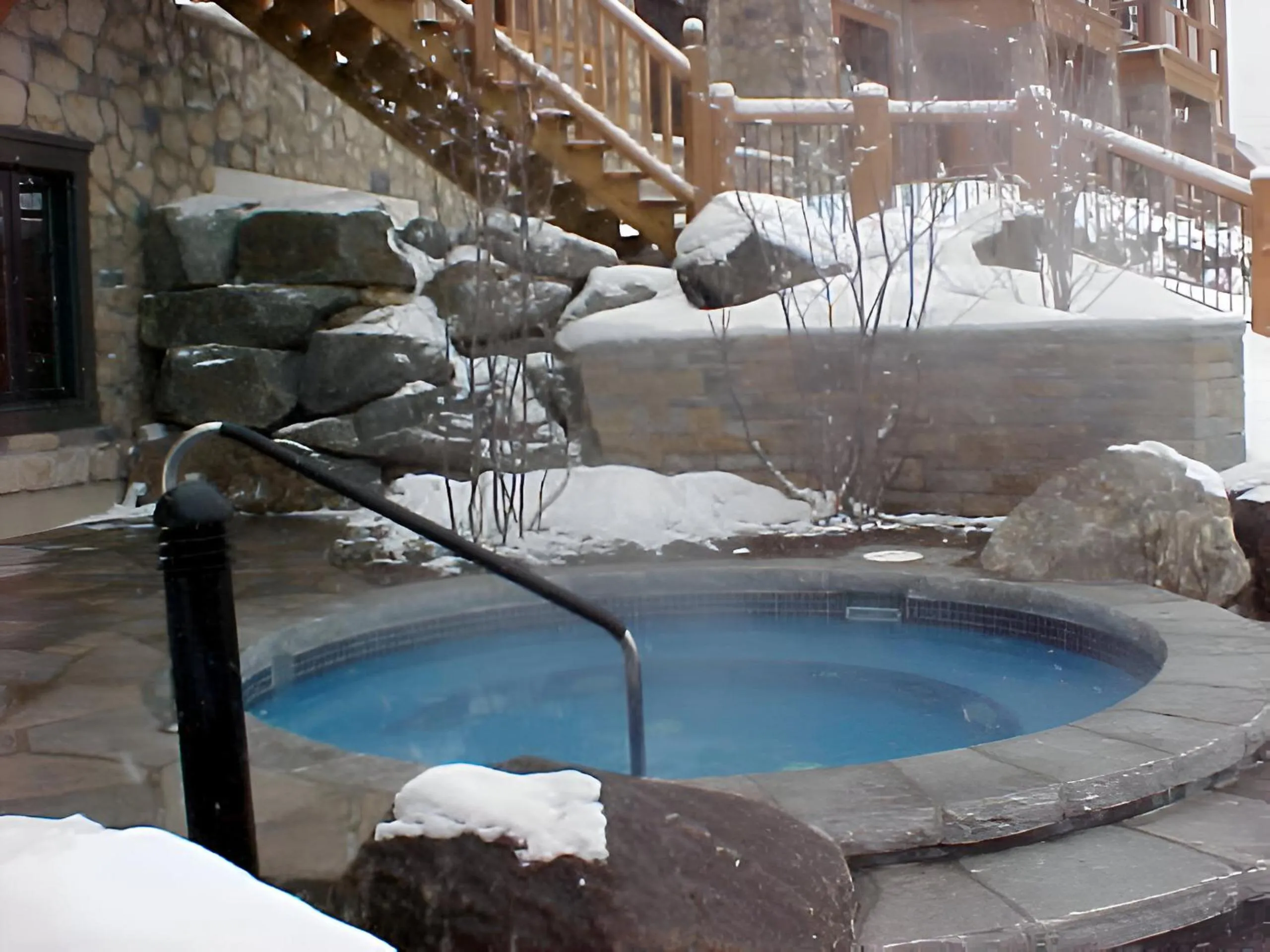 Spring in Luxurious Equinoxe Ski-in/Ski-out