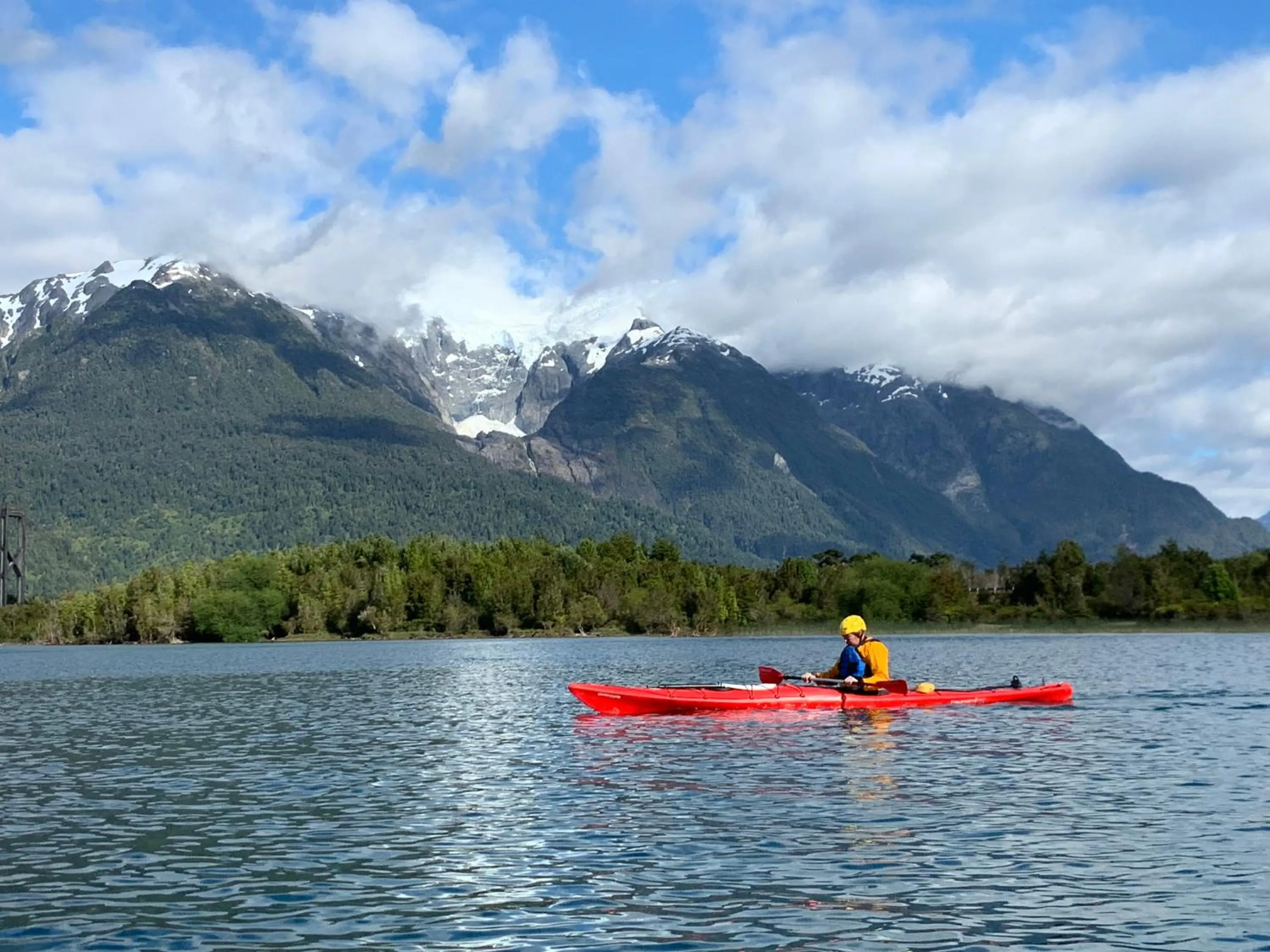 Canoeing in Yelcho en la Patagonia