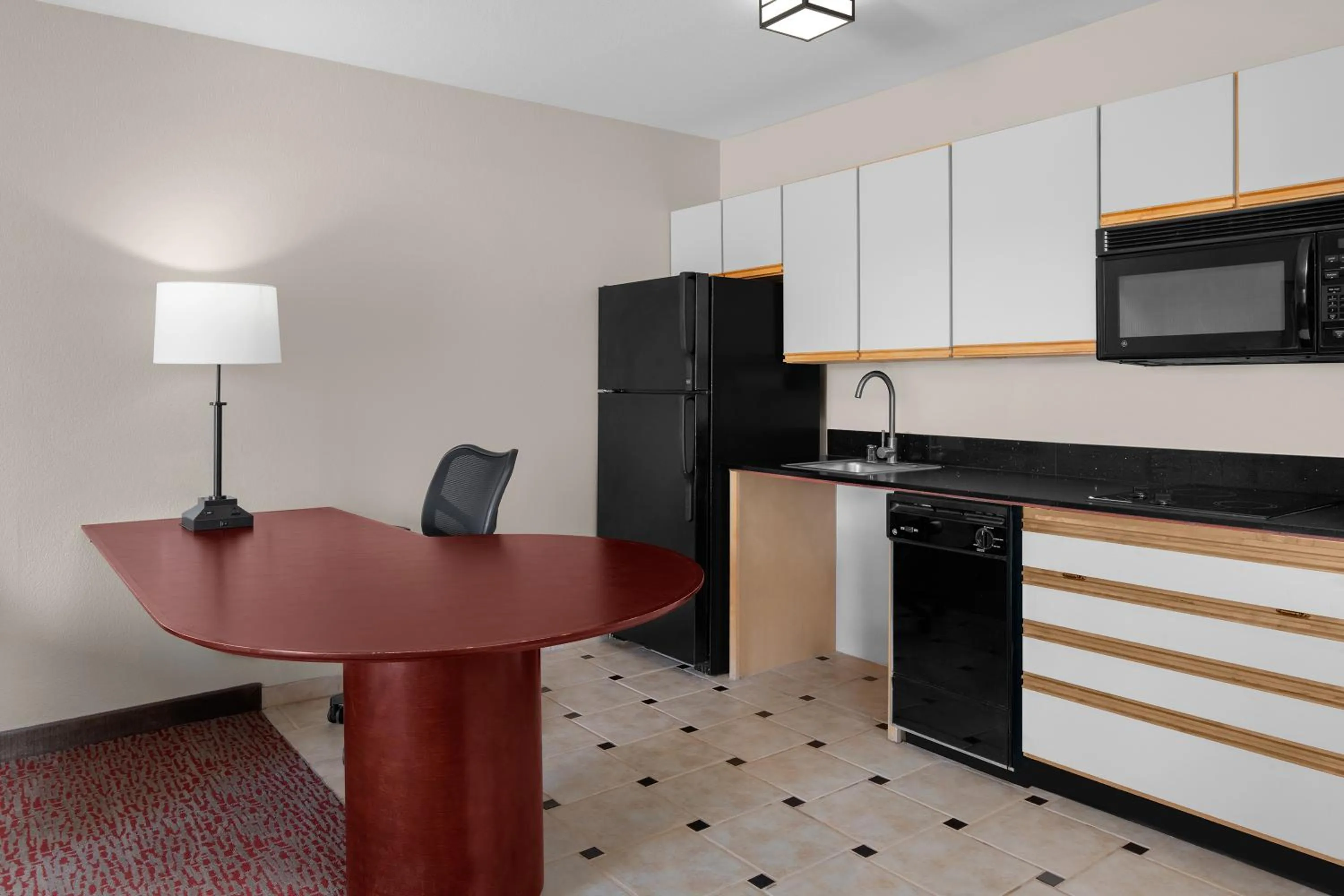 Kitchen or kitchenette in Larkspur Landing Extended Stay Suites Hillsboro