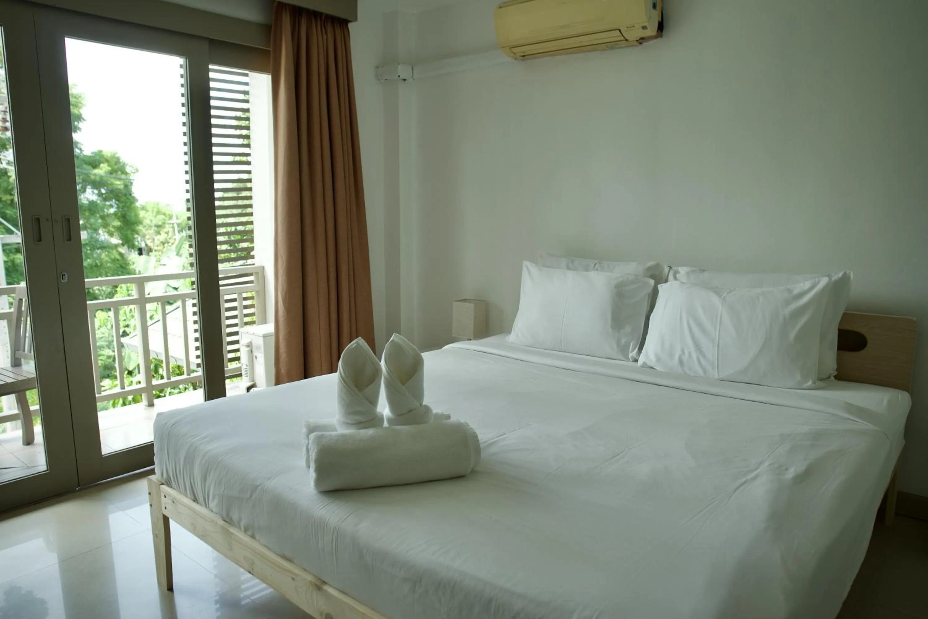 Bed in Ampha Place Hotel