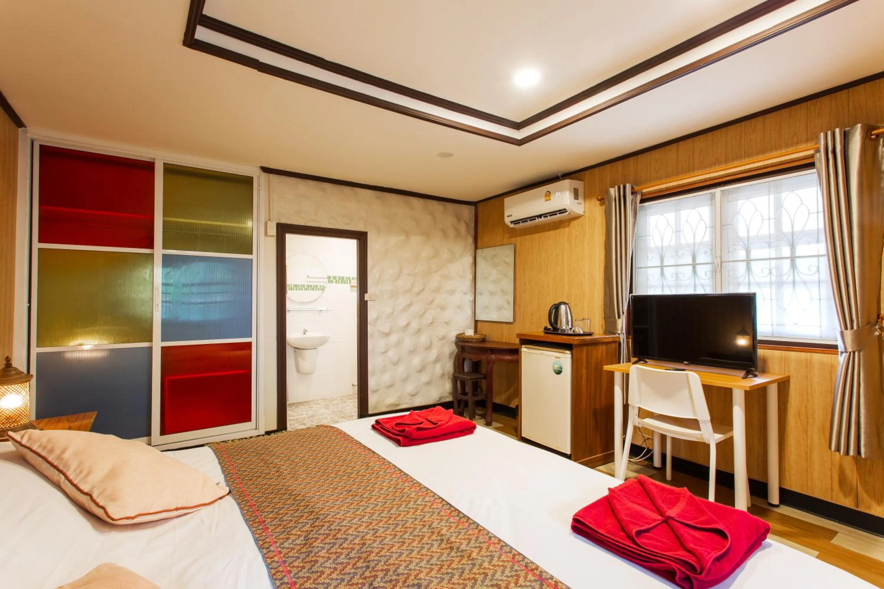 Bathroom, Bed in Harry's Bungalows