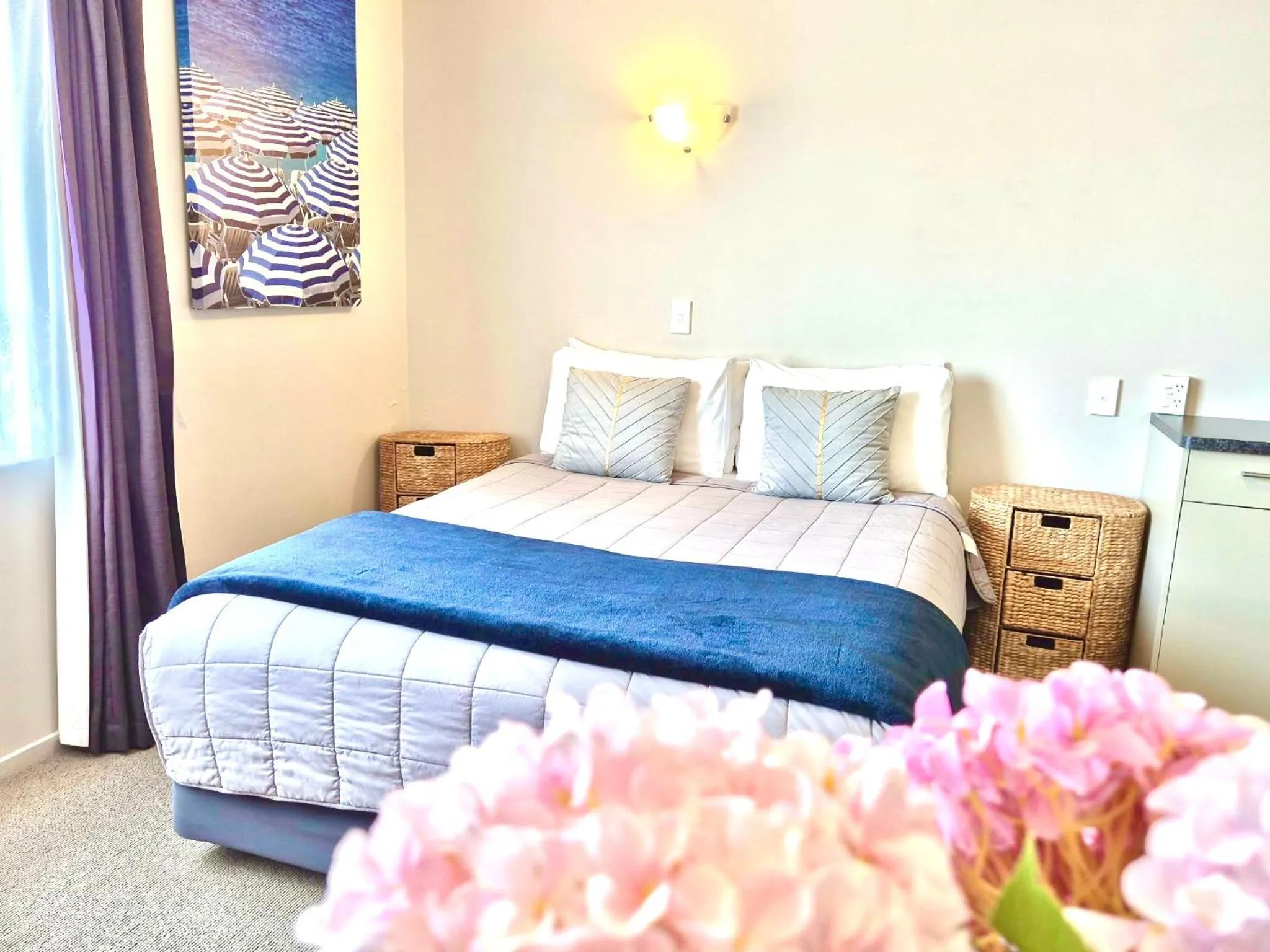 Bed in Absolute Lake View Motel