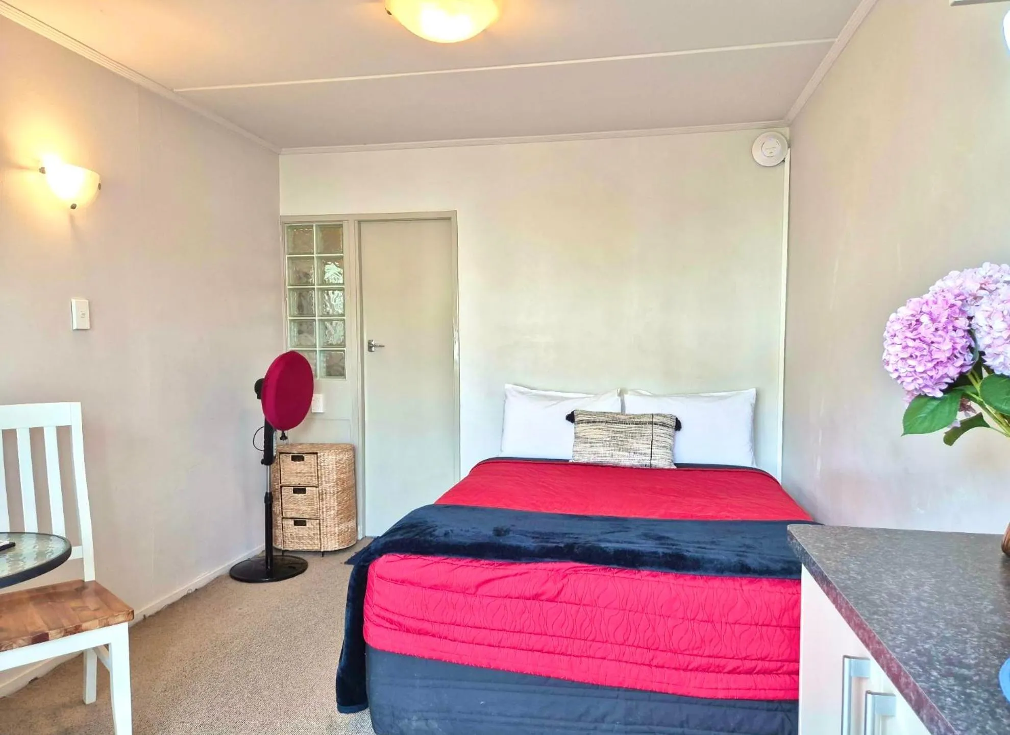 Bed in Absolute Lake View Motel