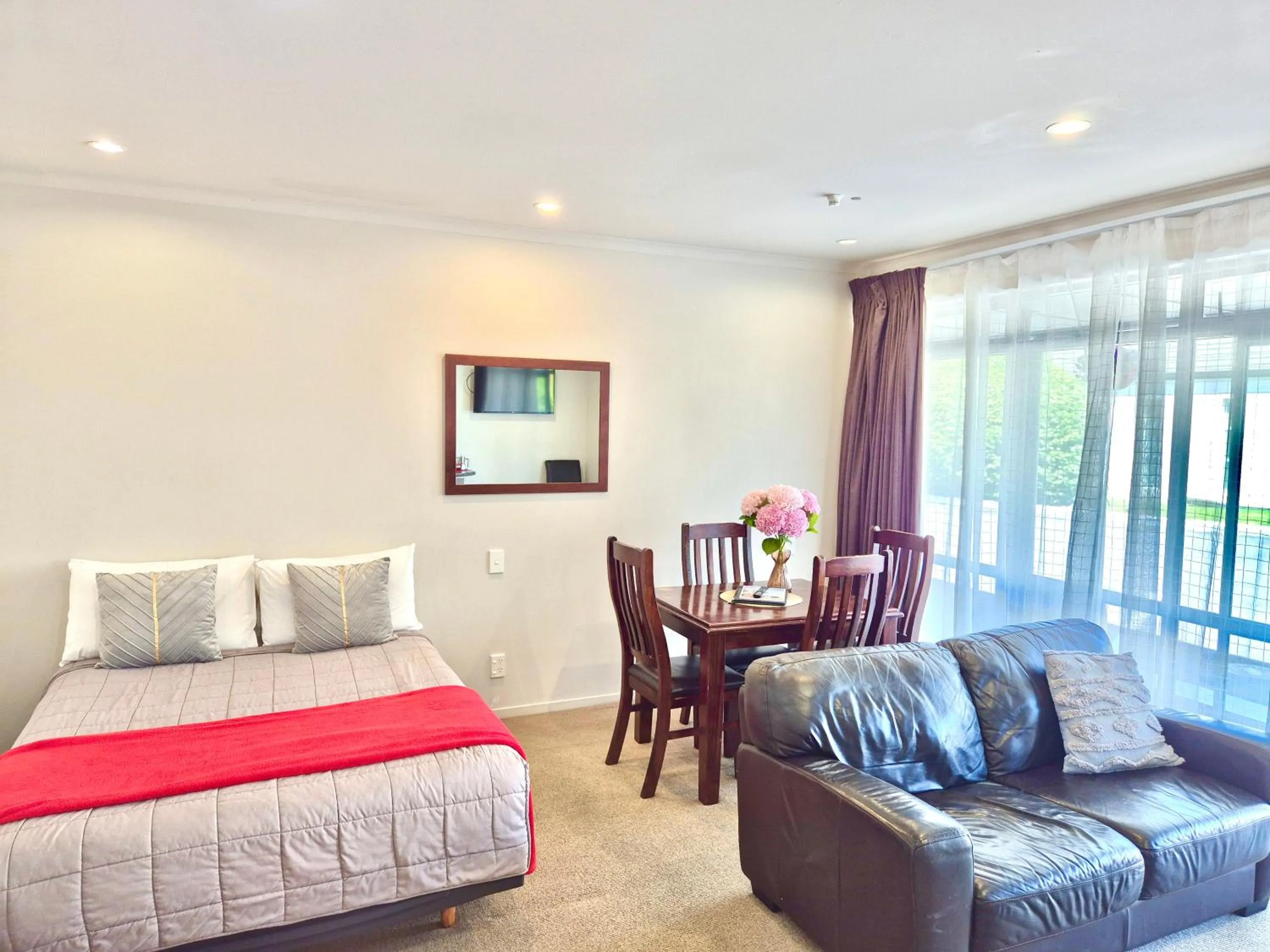 Bed in Absolute Lake View Motel