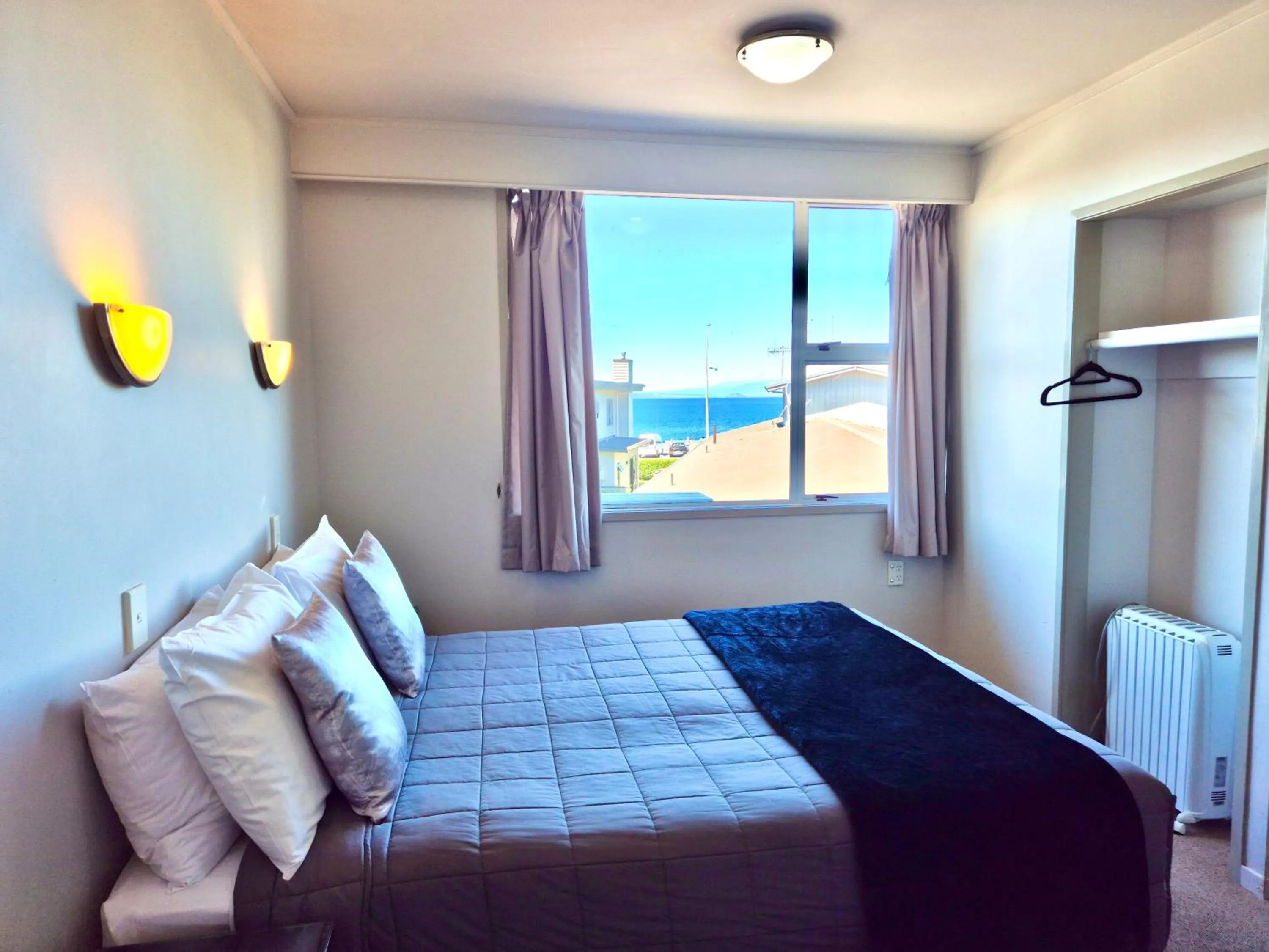 Bed in Absolute Lake View Motel