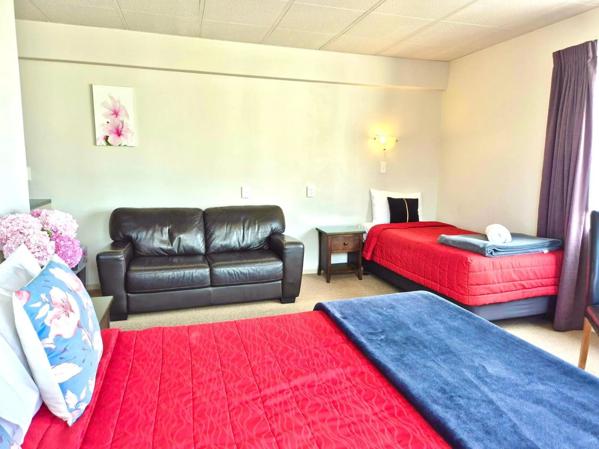 Bed in Absolute Lake View Motel